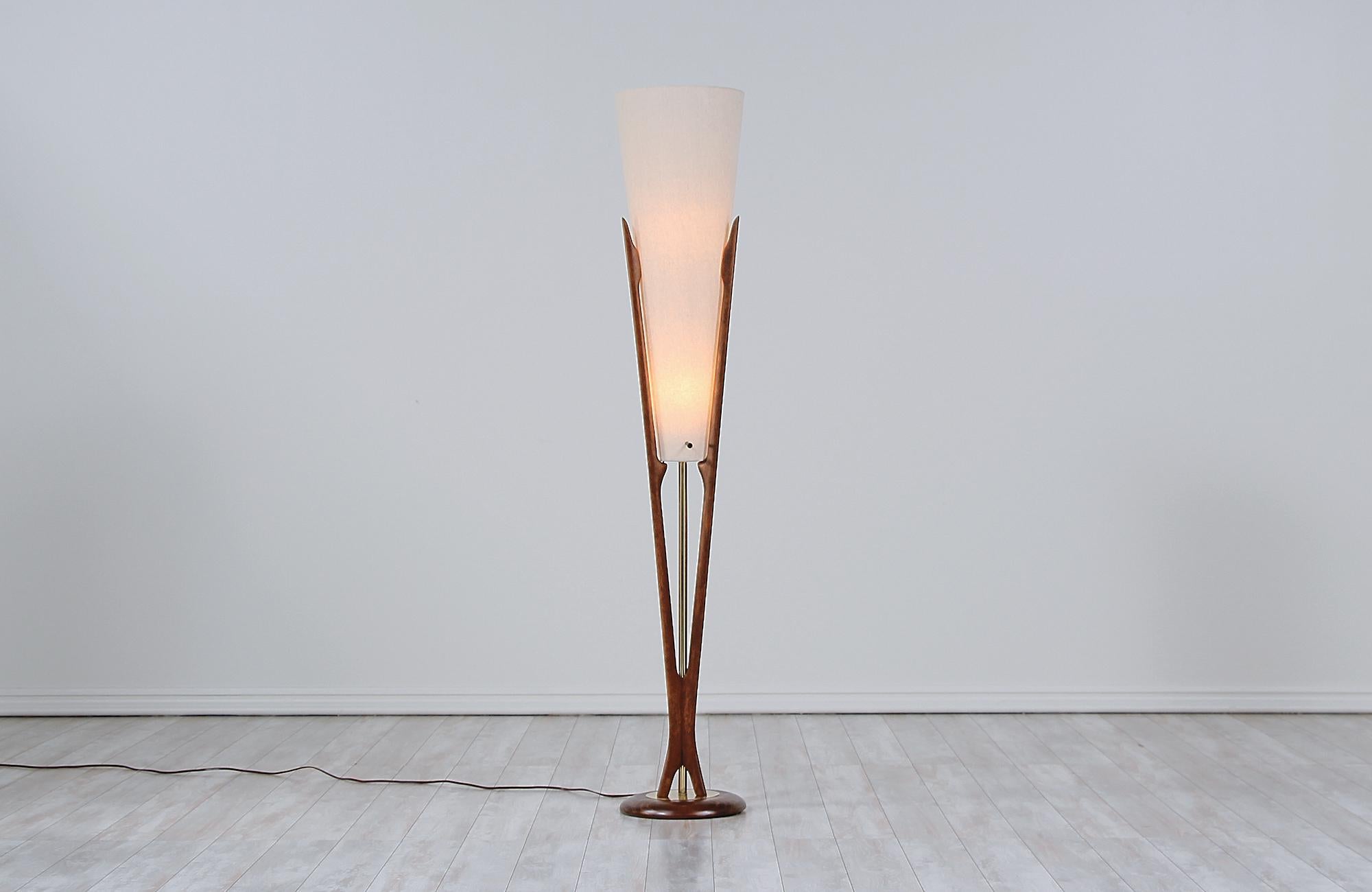 Dazzling modern floor lamp designed and manufactured by Modeline of California in the United States, circa 1960s. This sculptural lamp features a walnut wood ‘V’ shaped sculpted frame and a rounded base accentuated with brass hardware supporting the