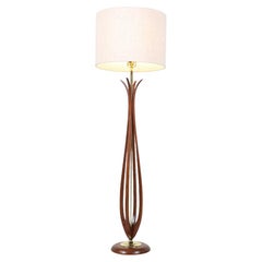 Lampada da terra in noce scolpito di metà secolo con accenti in ottone