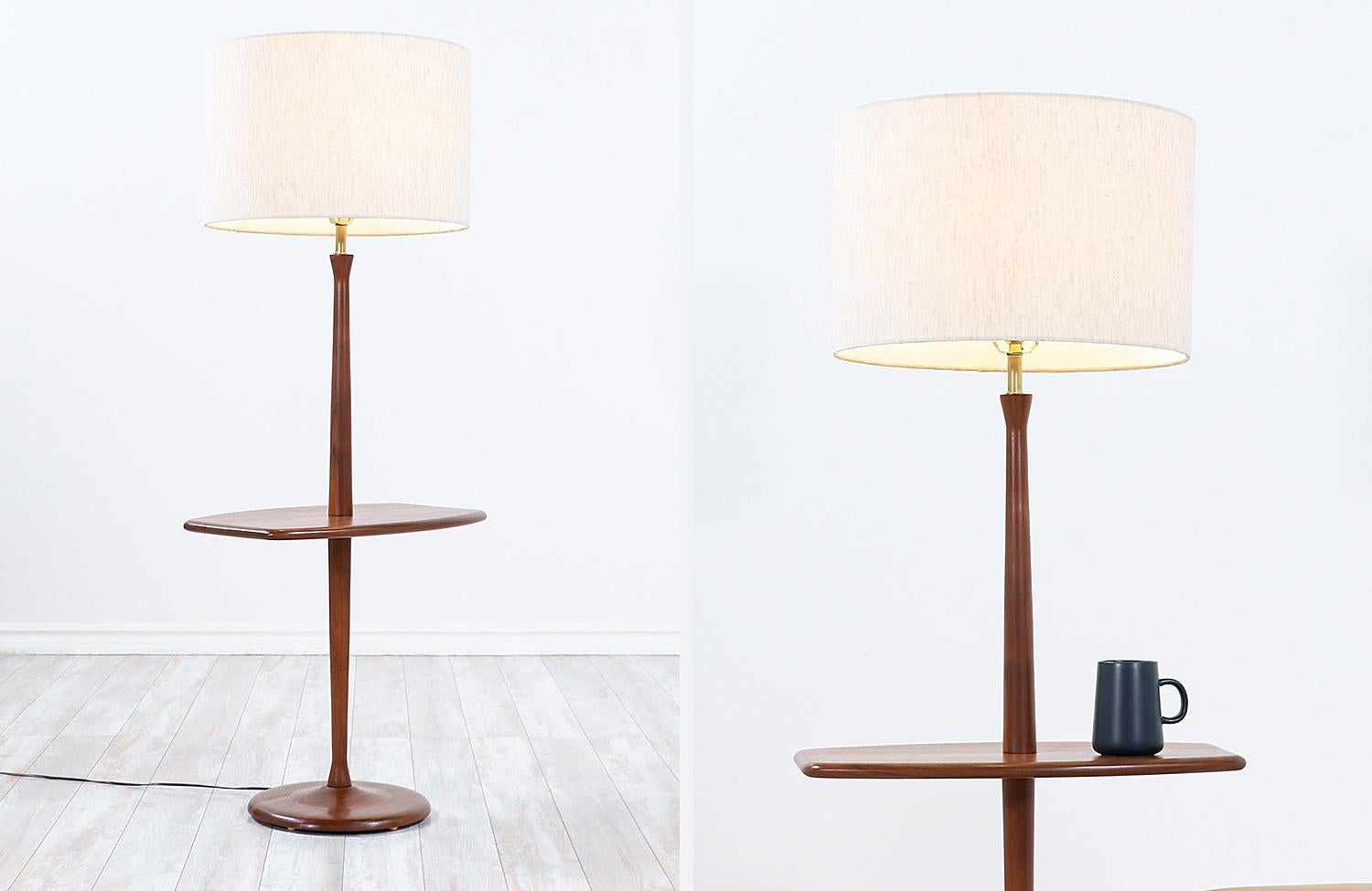 Mid-Century Modern Sculpted Walnut Floor Lamp with Side Table by Laurel In Excellent Condition In Los Angeles, CA