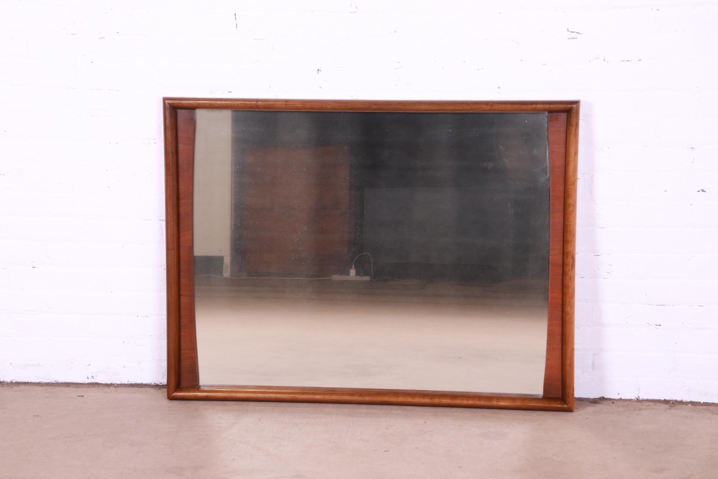 A stylish Mid-Century Modern sculpted walnut framed mirror

By United Furniture

USA, 1960s

Measures: 42.63