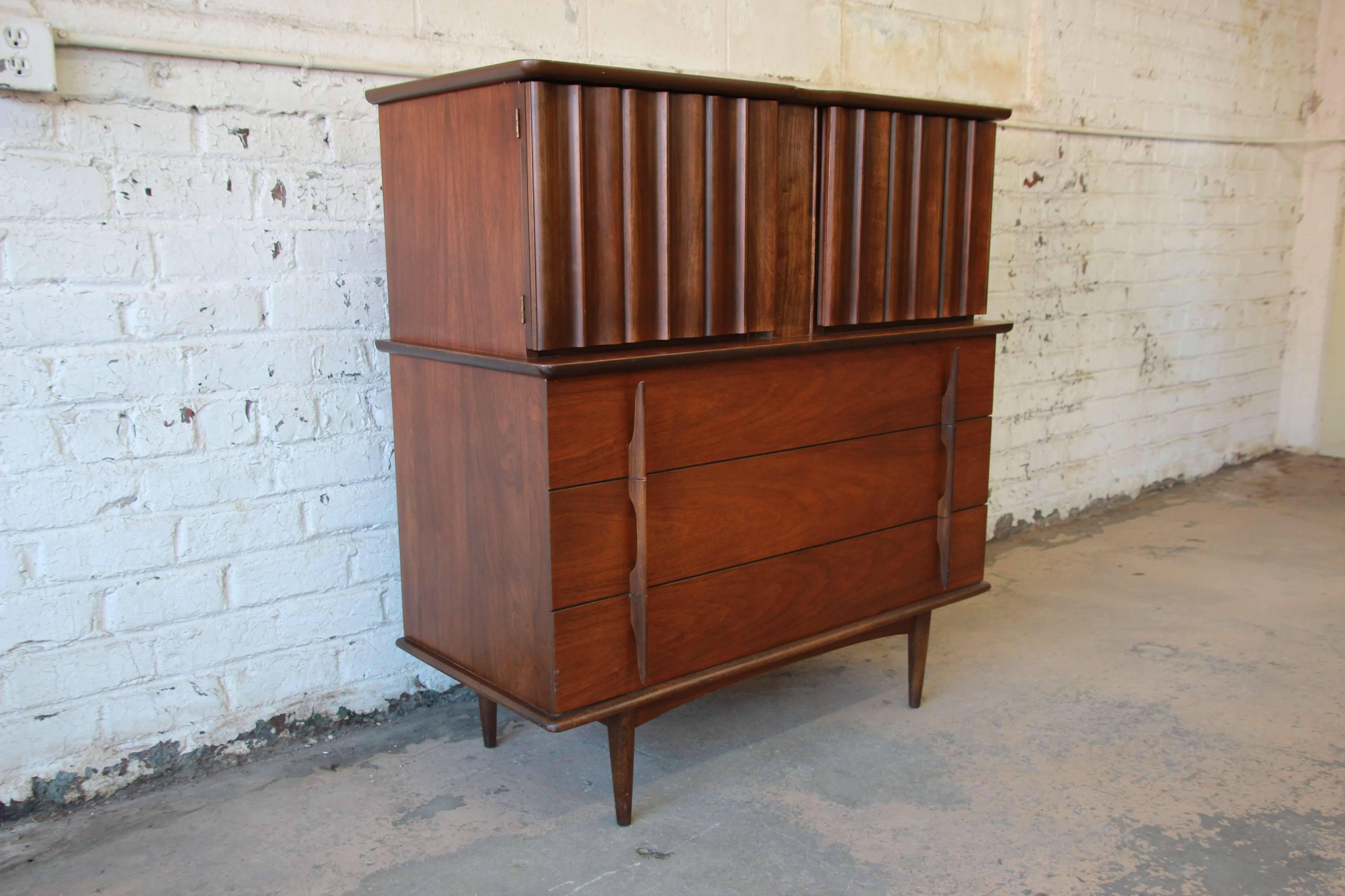 Mid-Century Modern Sculpted Walnut Highboy Dresser by United In Good Condition In South Bend, IN