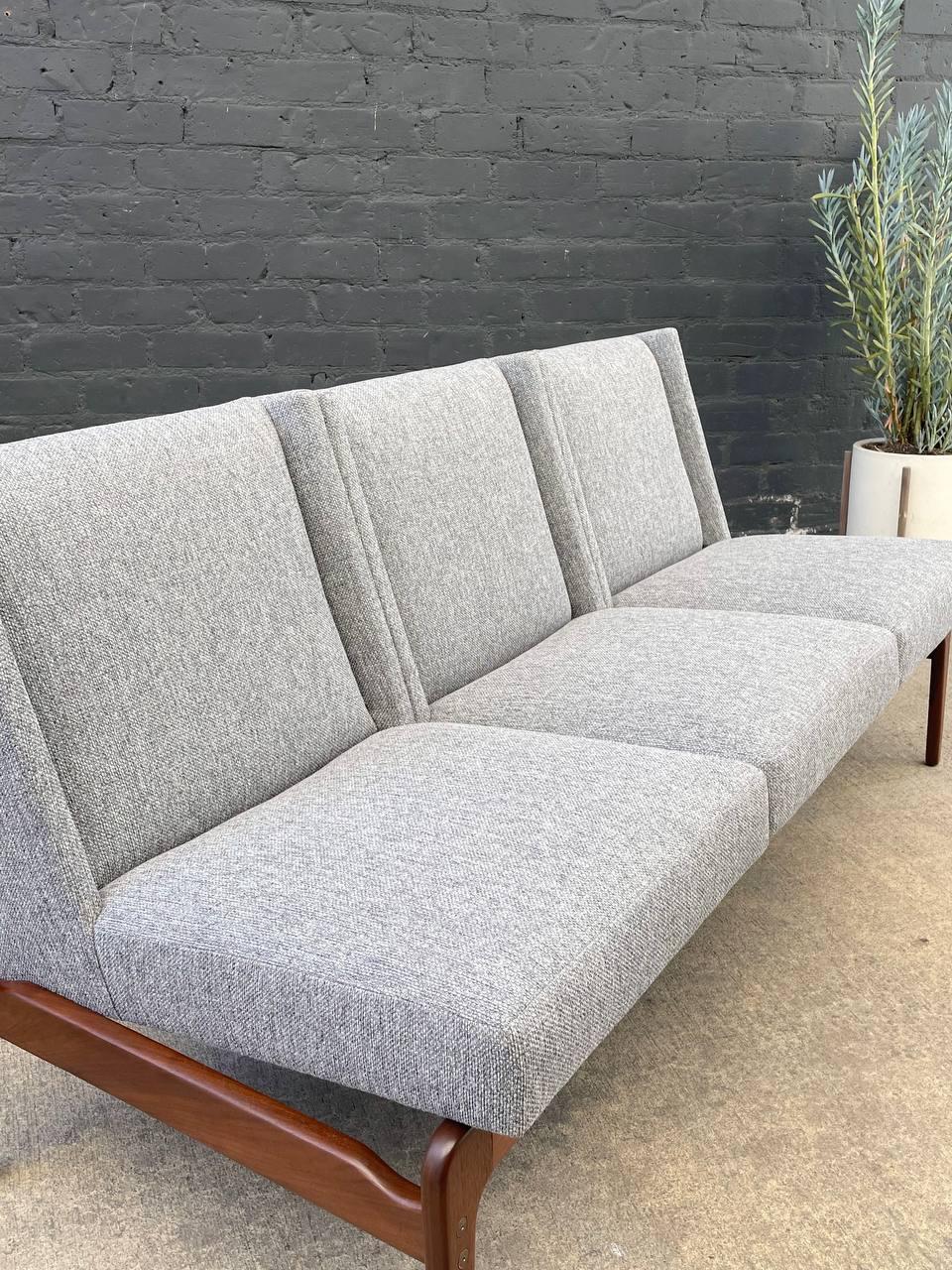 Modernes Sofa aus Nussbaumholz und neuem Tweed-Stoff aus der Mitte des Jahrhunderts im Angebot 4