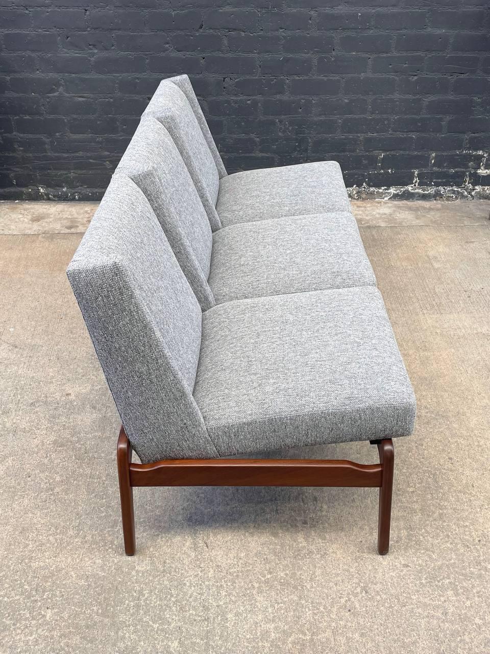Americano Divano moderno di metà secolo in noce scolpito e tessuto &New Tweed in vendita