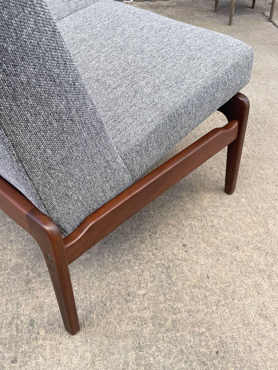 Modernes Sofa aus Nussbaumholz und neuem Tweed-Stoff aus der Mitte des Jahrhunderts im Angebot 1
