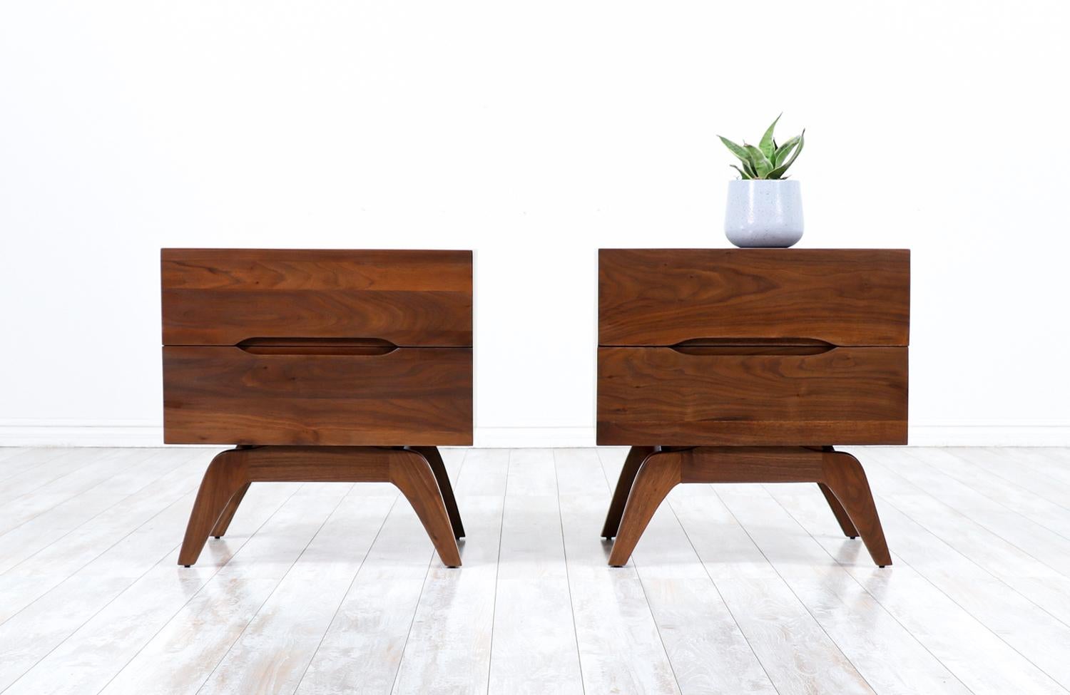 Mid-Century Modern Sculpted Walnut Night Stands In Excellent Condition In Los Angeles, CA