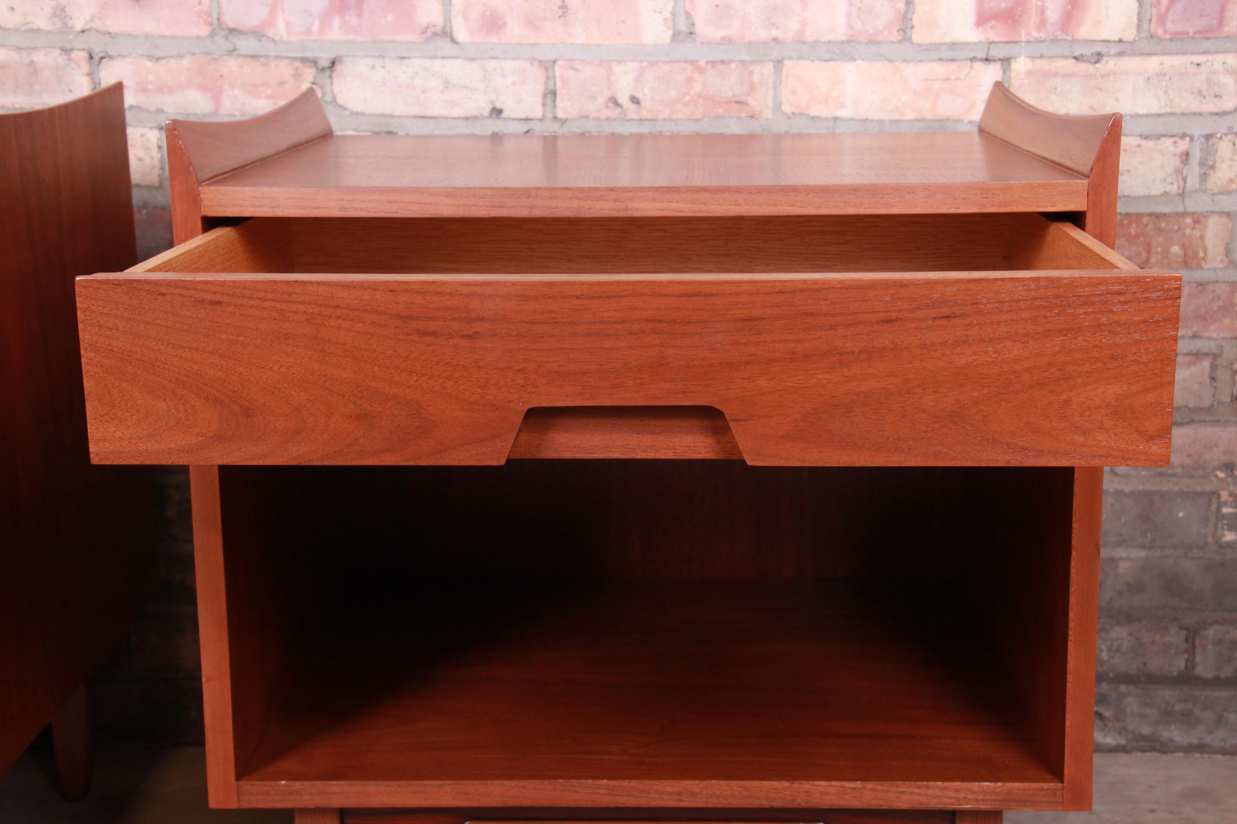 Mid-Century Modern Sculpted Walnut Nightstands by Bethlehem Furniture, Restored For Sale 5