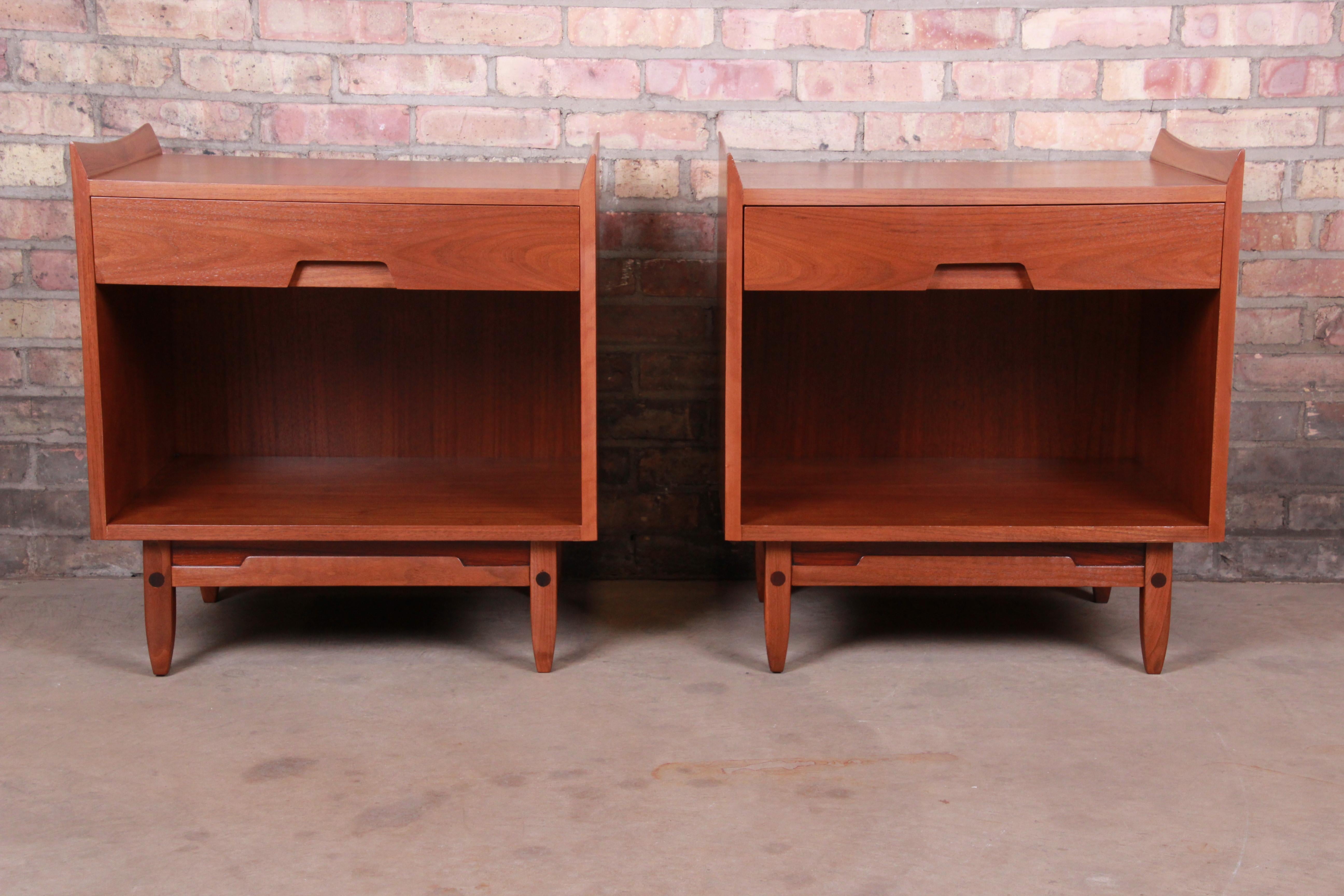 An exceptional pair of Jens Risom style Mid-Century Modern sculpted walnut nightstands

By Bethlehem Furniture

USA, circa 1960s

Measures: 24
