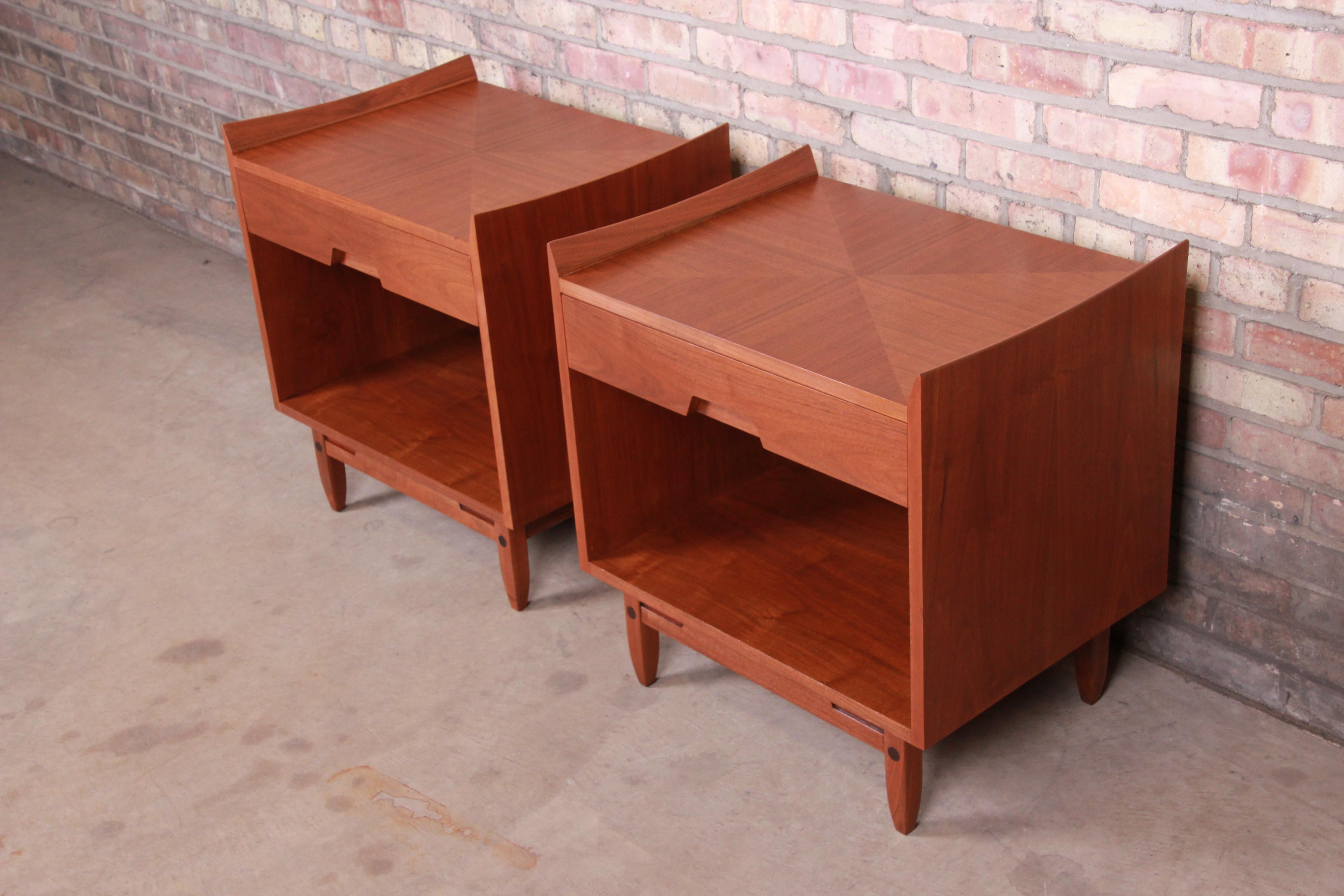 Mid-Century Modern Sculpted Walnut Nightstands by Bethlehem Furniture, Restored In Good Condition For Sale In South Bend, IN