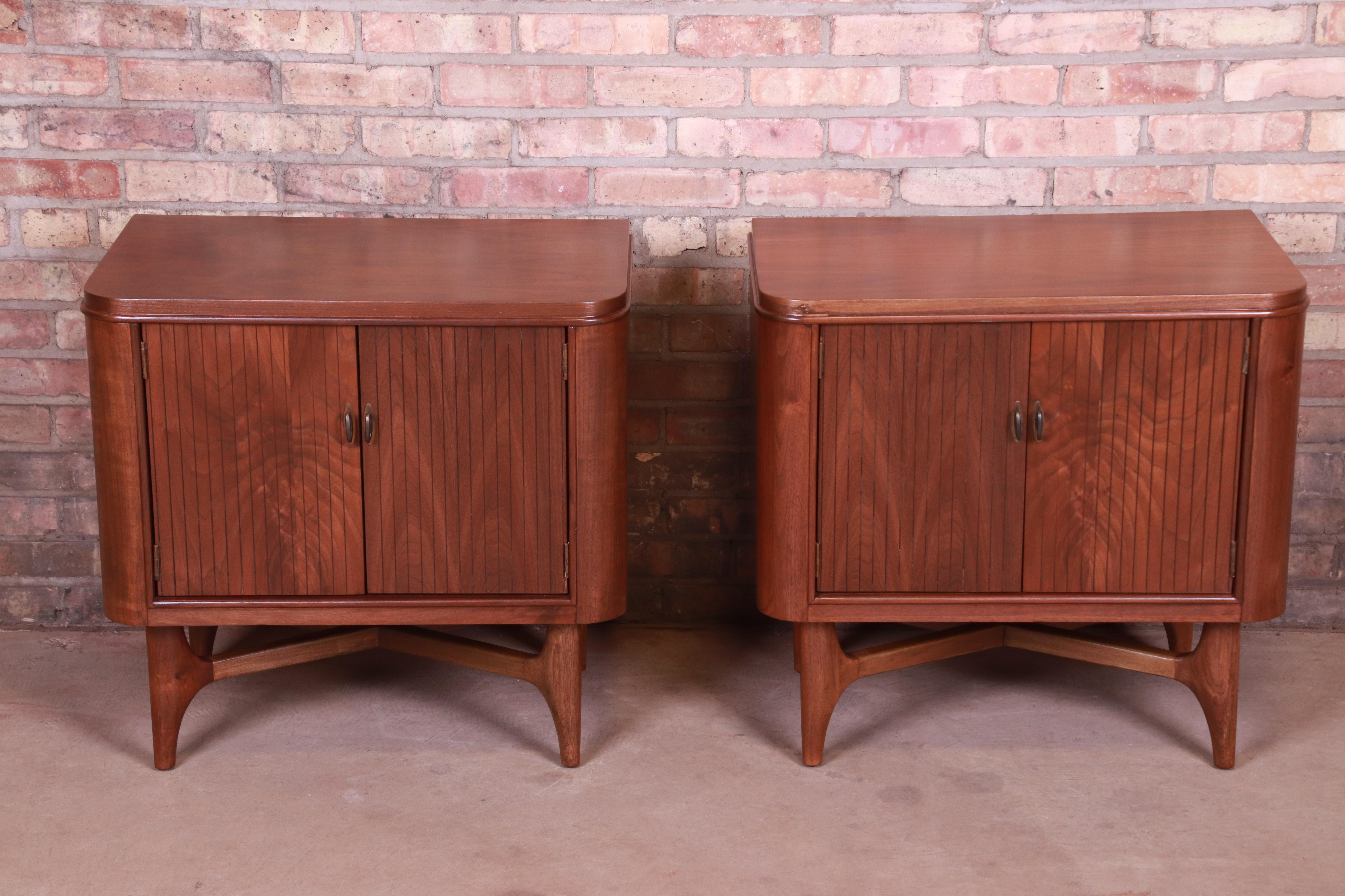 A gorgeous pair of Mid-Century Modern sculpted walnut nightstands

By Hoke Wood Products Co.

USA, circa 1950s

Measures: 26.5