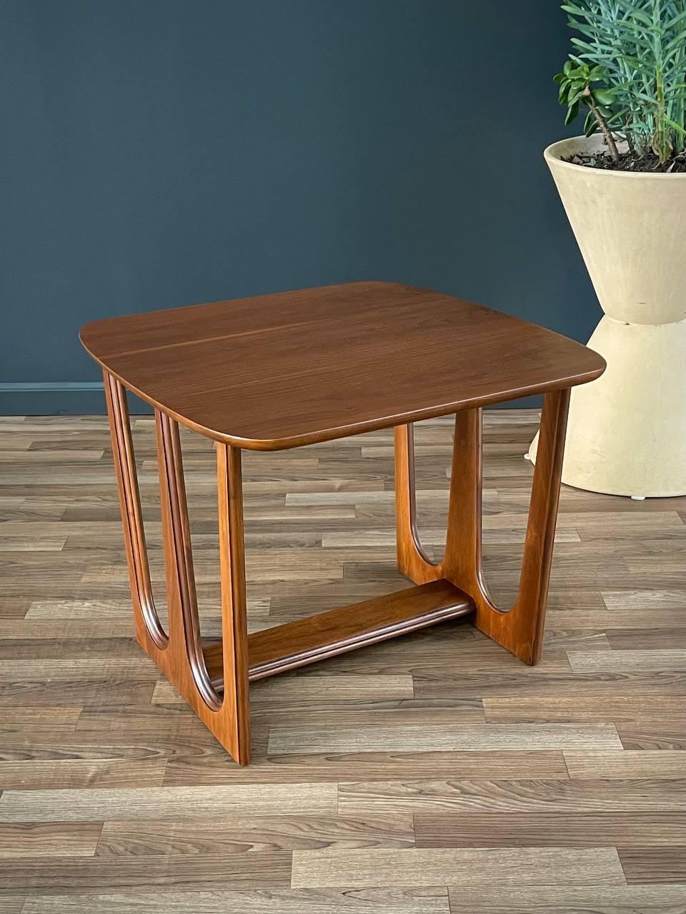 Zustand: Fachmännisch nachbearbeitet

Mit mehr als 15 Jahren Erfahrung hat unsere Werkstatt einen sorgfältigen Restaurierungsprozess durchlaufen und unsere Leidenschaft und Kreativität für Vintage-Designs unter Beweis gestellt, die sich nahtlos in