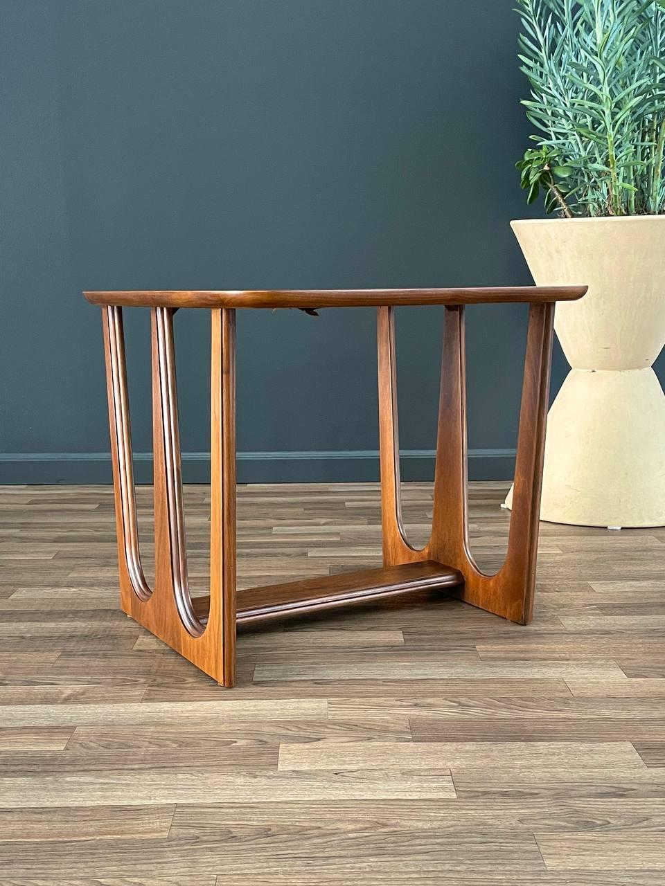 Neu lackiert – Mid-Century Modern-Beistelltisch aus Nussbaumholz mit Skulptur von Bassett (Moderne der Mitte des Jahrhunderts) im Angebot