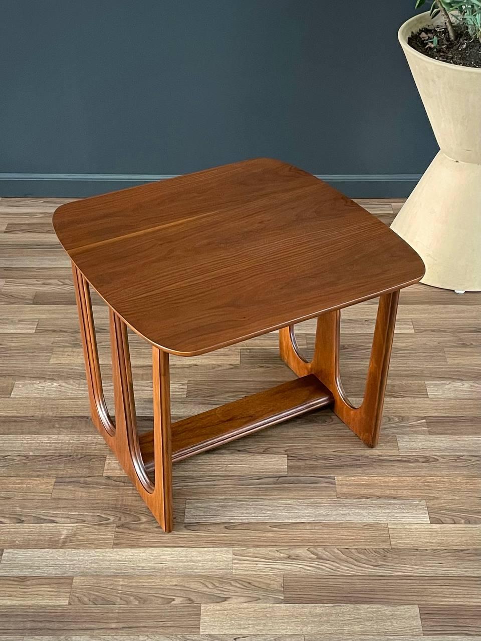 Neu lackiert – Mid-Century Modern-Beistelltisch aus Nussbaumholz mit Skulptur von Bassett (amerikanisch) im Angebot