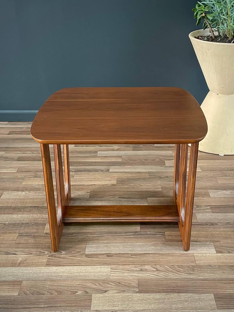 Neu lackiert – Mid-Century Modern-Beistelltisch aus Nussbaumholz mit Skulptur von Bassett im Zustand „Hervorragend“ im Angebot in Los Angeles, CA