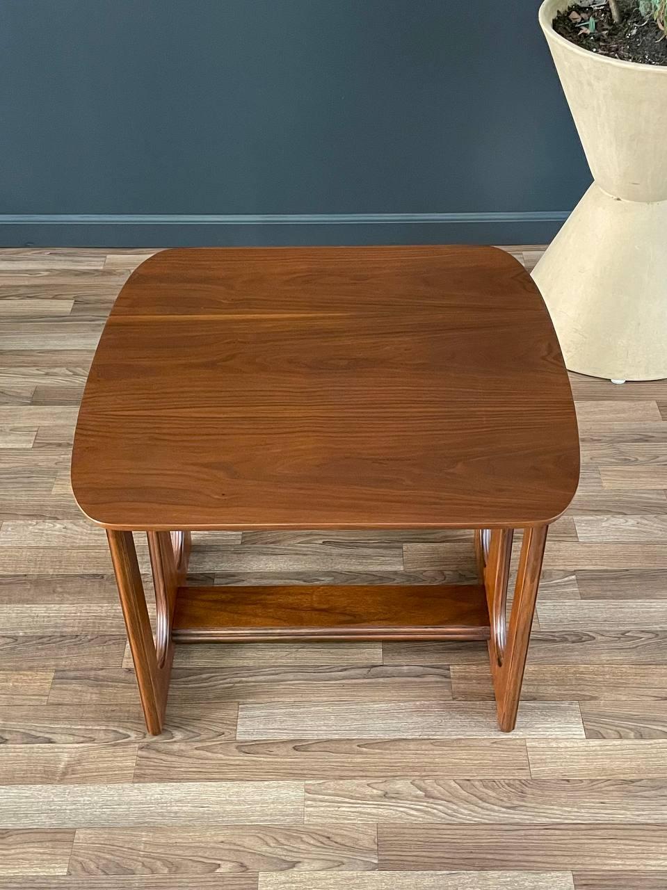 Neu lackiert – Mid-Century Modern-Beistelltisch aus Nussbaumholz mit Skulptur von Bassett (Mitte des 20. Jahrhunderts) im Angebot
