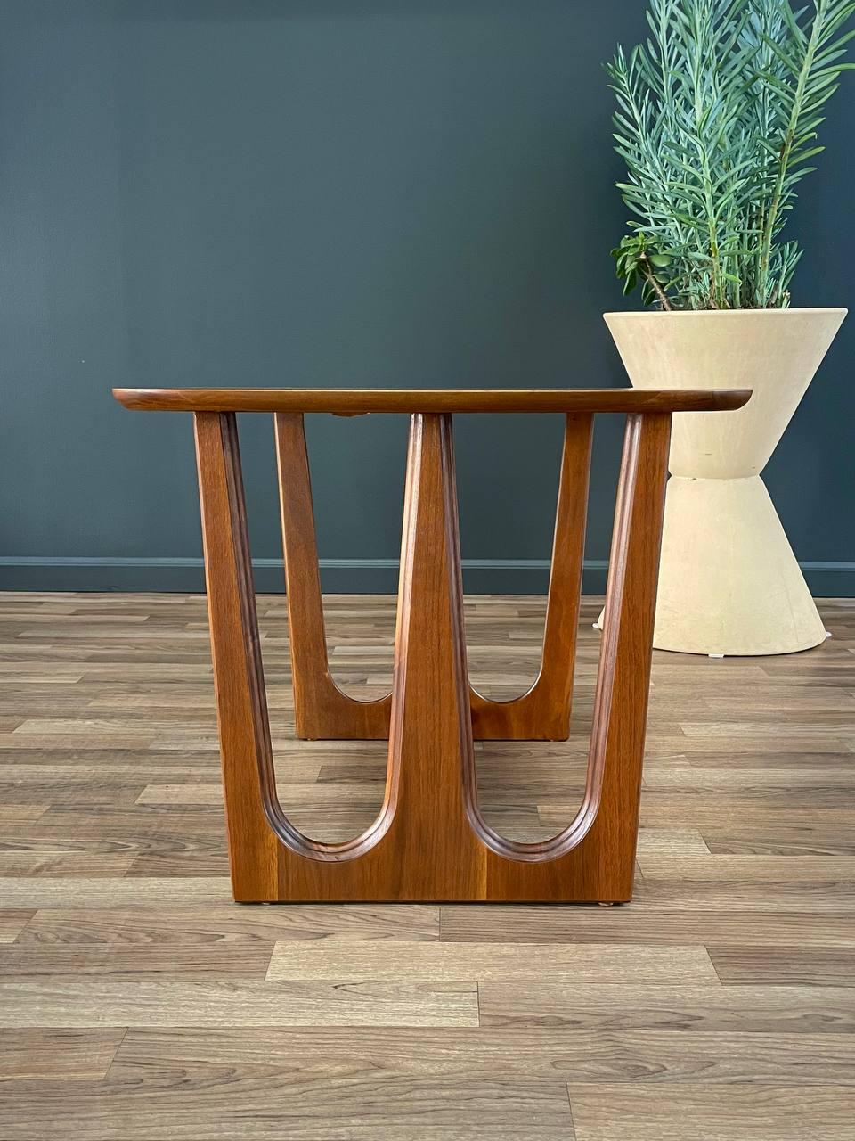 Neu lackiert – Mid-Century Modern-Beistelltisch aus Nussbaumholz mit Skulptur von Bassett (Walnuss) im Angebot