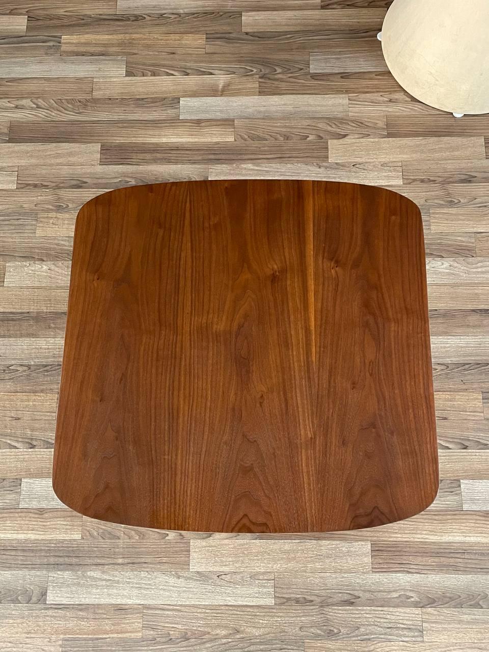 Neu lackiert – Mid-Century Modern-Beistelltisch aus Nussbaumholz mit Skulptur von Bassett im Angebot 1