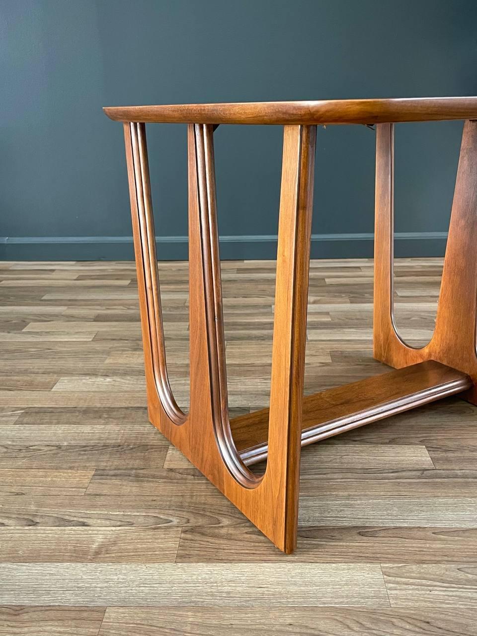 Neu lackiert – Mid-Century Modern-Beistelltisch aus Nussbaumholz mit Skulptur von Bassett im Angebot 2