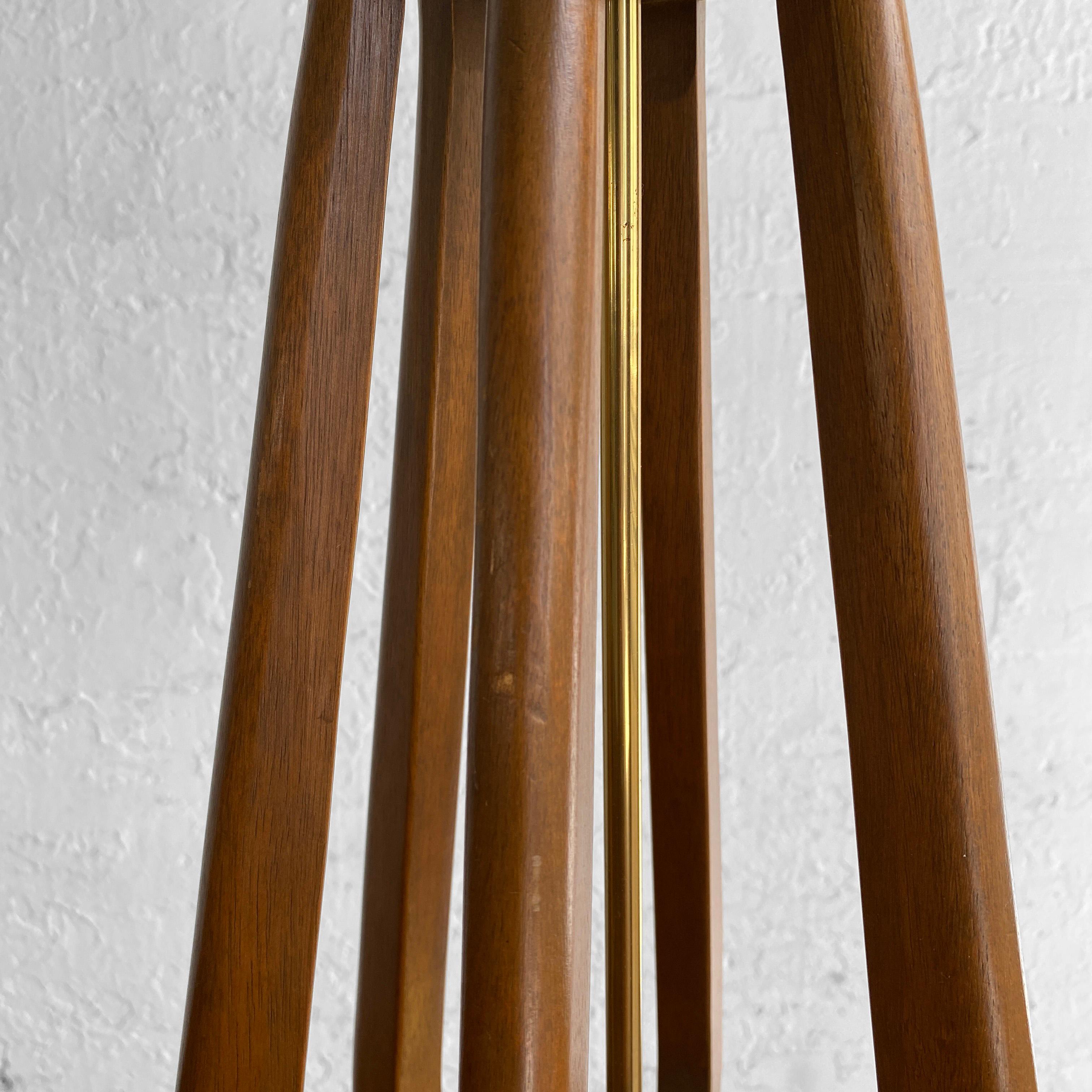 Mid-Century Modern-Tischlampe aus geformtem Nussbaumholz von Modeline im Angebot 3