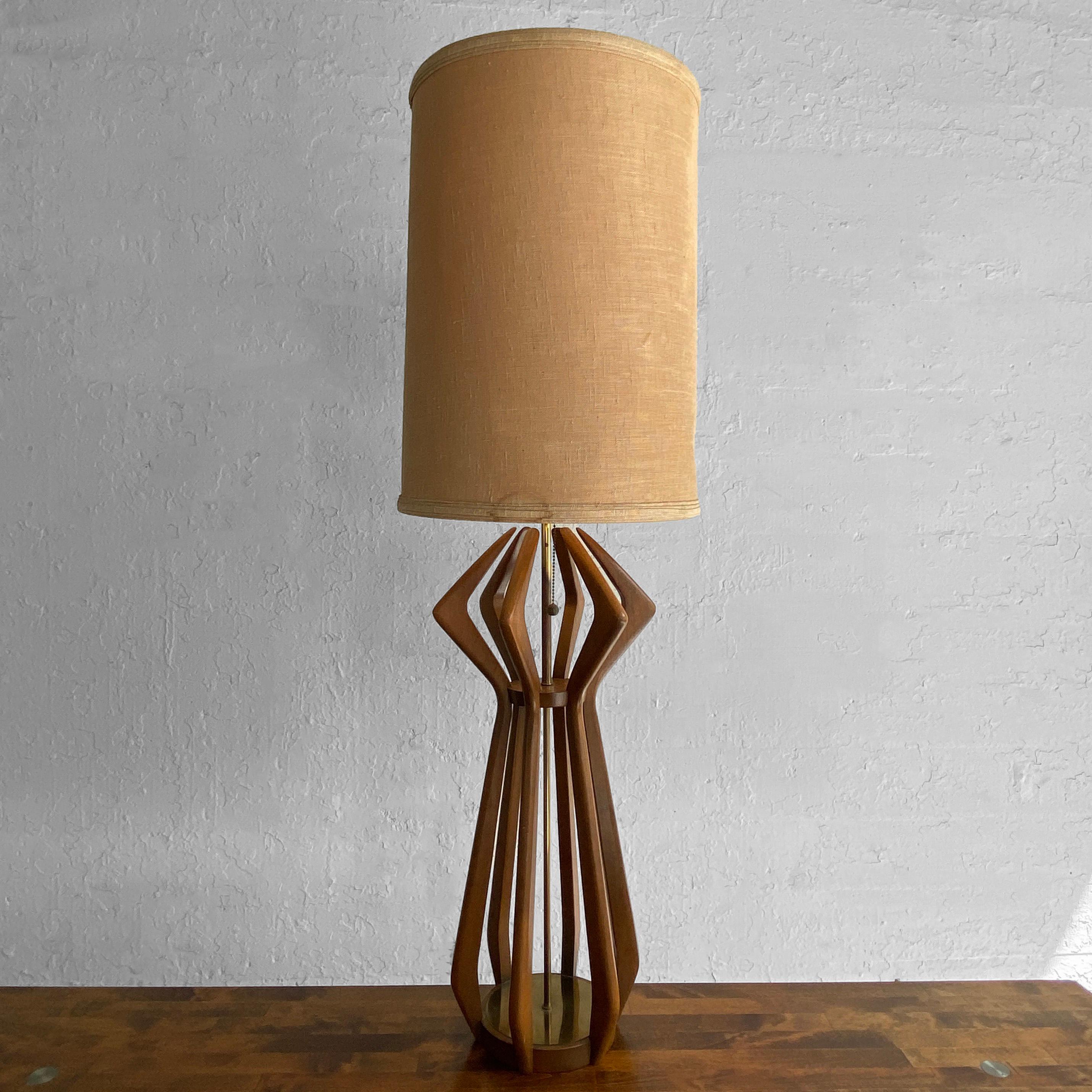 Mid-Century Modern-Tischlampe aus geformtem Nussbaumholz von Modeline (Moderne der Mitte des Jahrhunderts) im Angebot