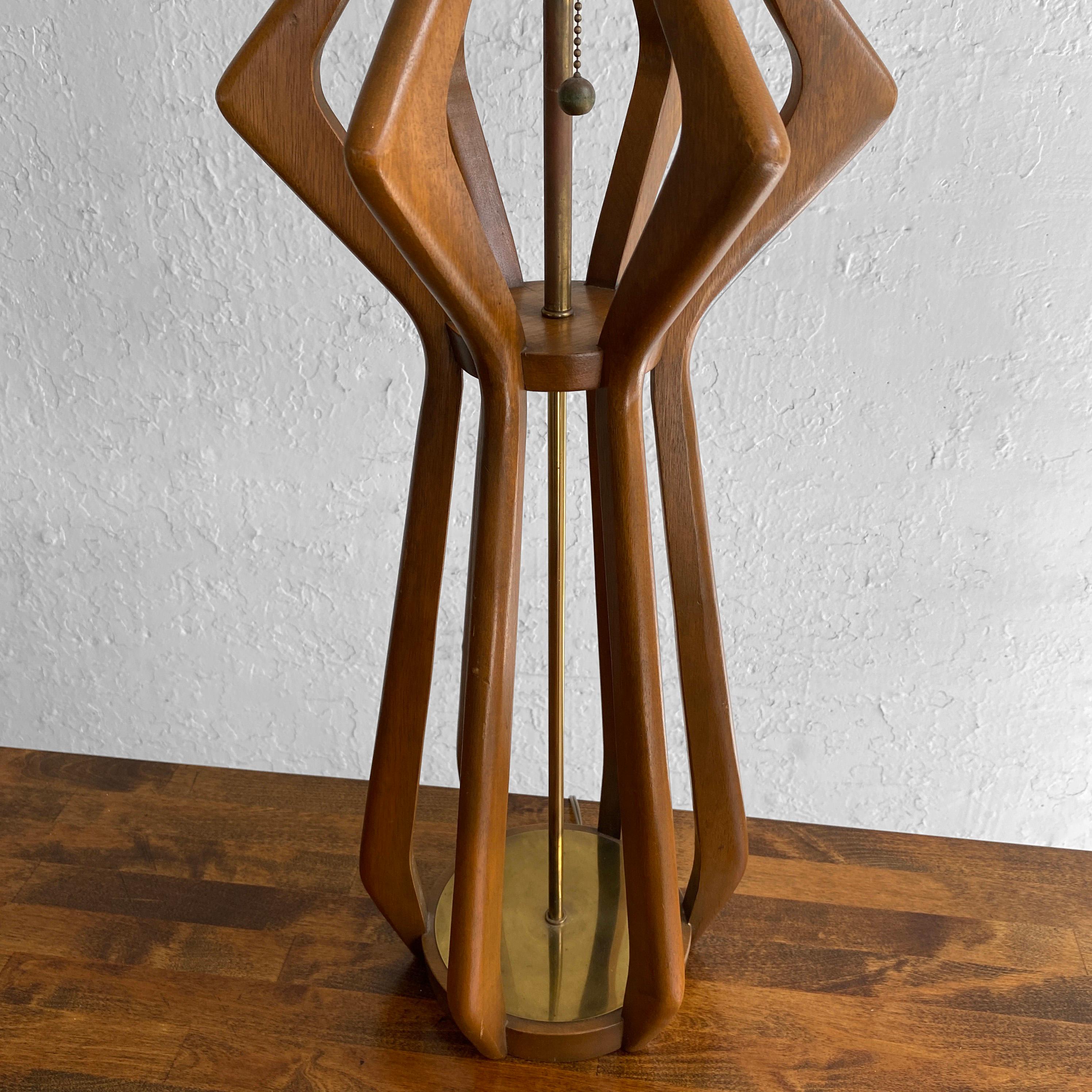 Lampe de bureau en noyer sculpté moderne mi-siècle moderne, par Modeline en vente 2