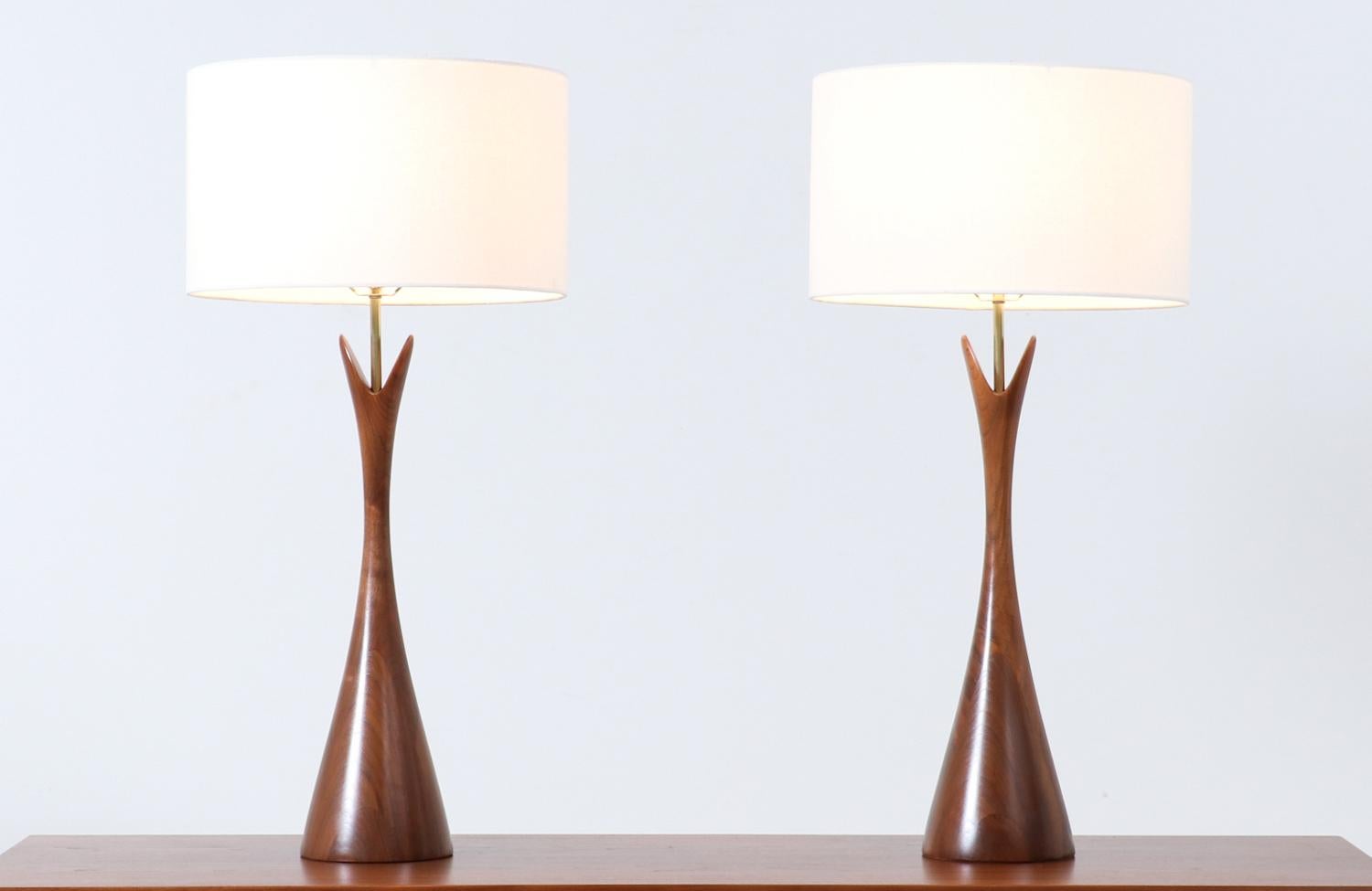 Mid-Century Modern Sculpted Walnut Table Lamps by Modernera Co.

Dimensions

35in H x 7in W
Lamp Shade: 10in H x 17in W

_______________________________________________________________

Transforming a piece of Mid-Century Modern furniture is like