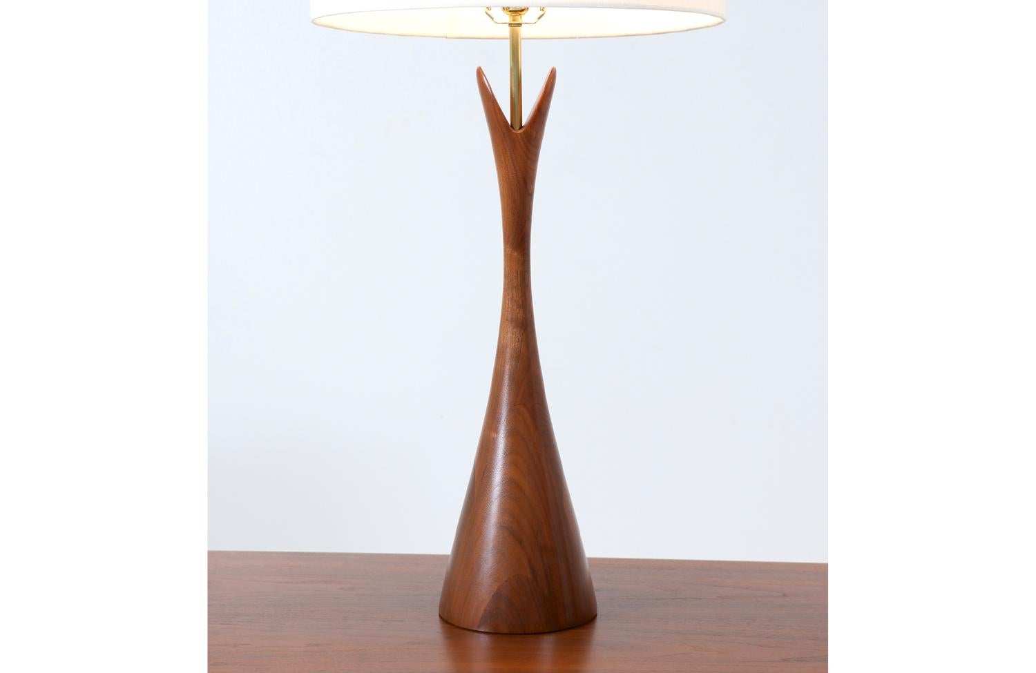 Laiton Restaurée par des experts - Lampes de table en noyer sculpté modernes du milieu du siècle par Modernera en vente