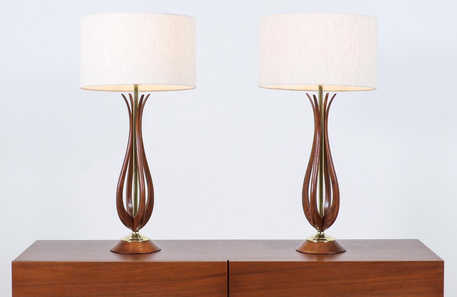 Mid-Century Modern Lampes de table en noyer sculpté avec accents en laiton The Modernity en vente