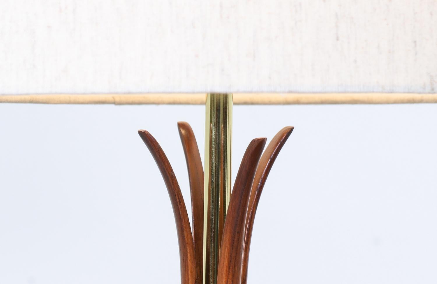 Poli Lampes de table en noyer sculpté avec accents en laiton The Modernity en vente