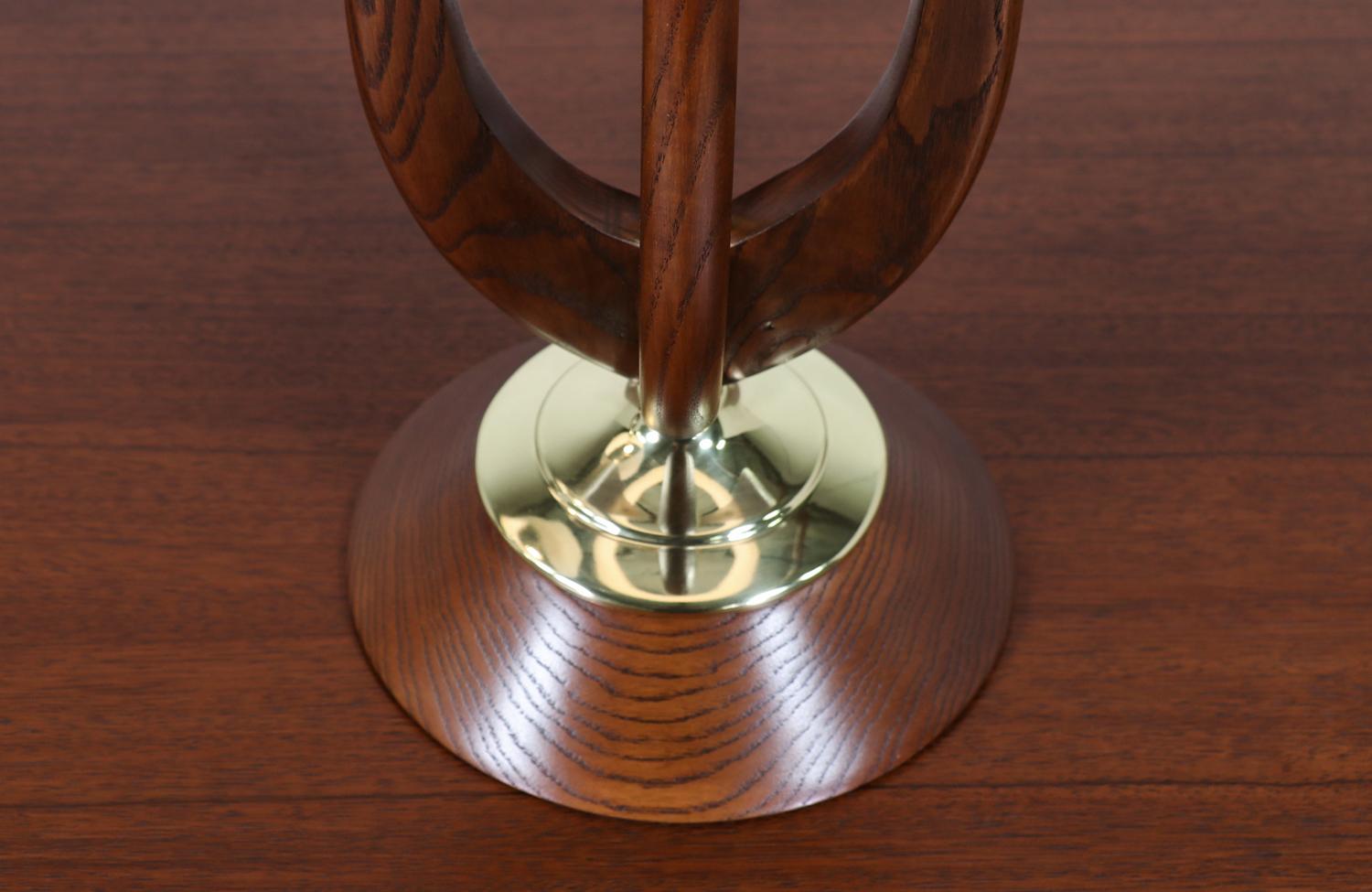 Milieu du XXe siècle Lampes de table en noyer sculpté avec accents en laiton The Modernity en vente