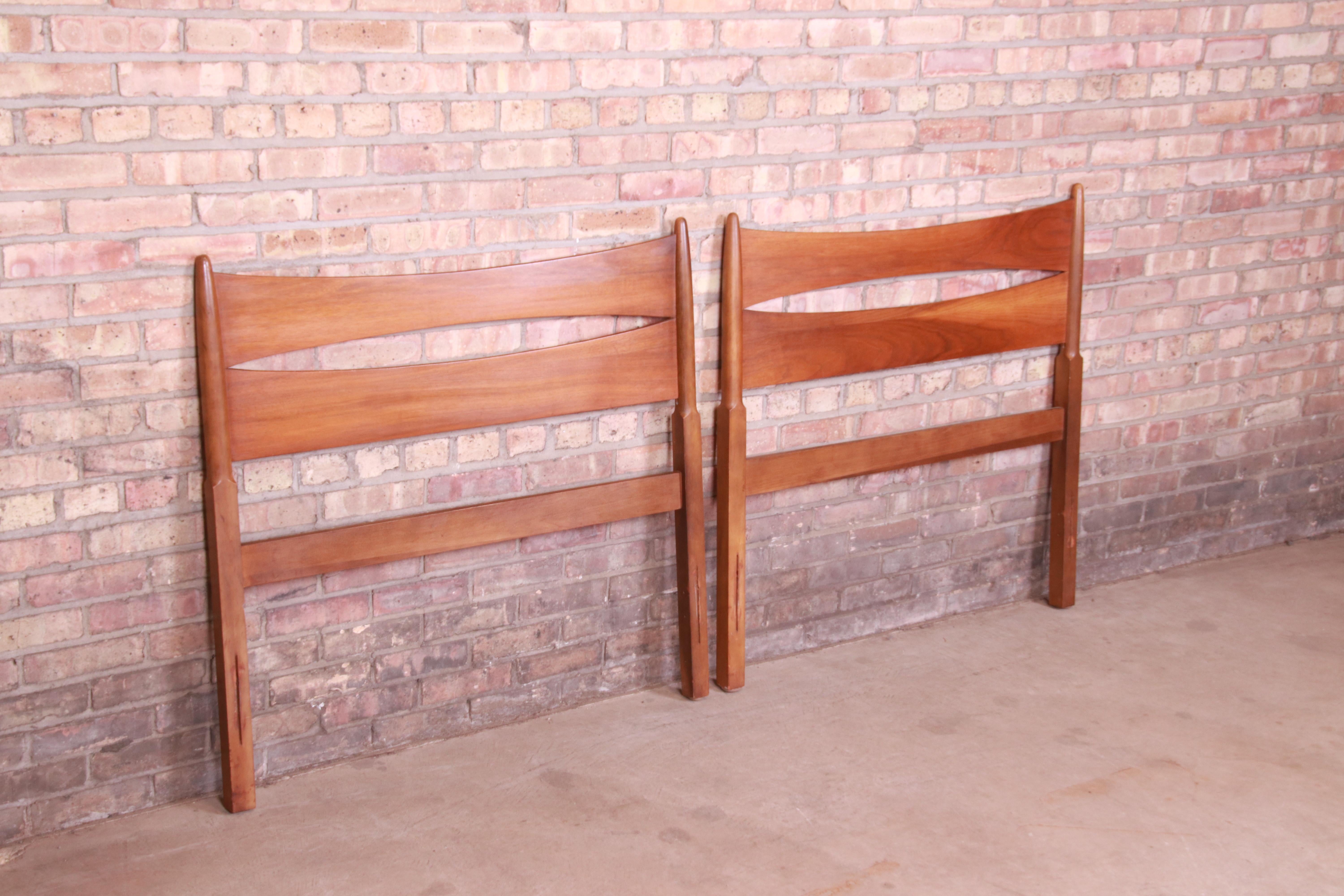 A gorgeous pair of sculpted walnut cat eye twin headboards

Attributed to John Van Koert for Drexel

USA, 1950s

Measures: 40.25