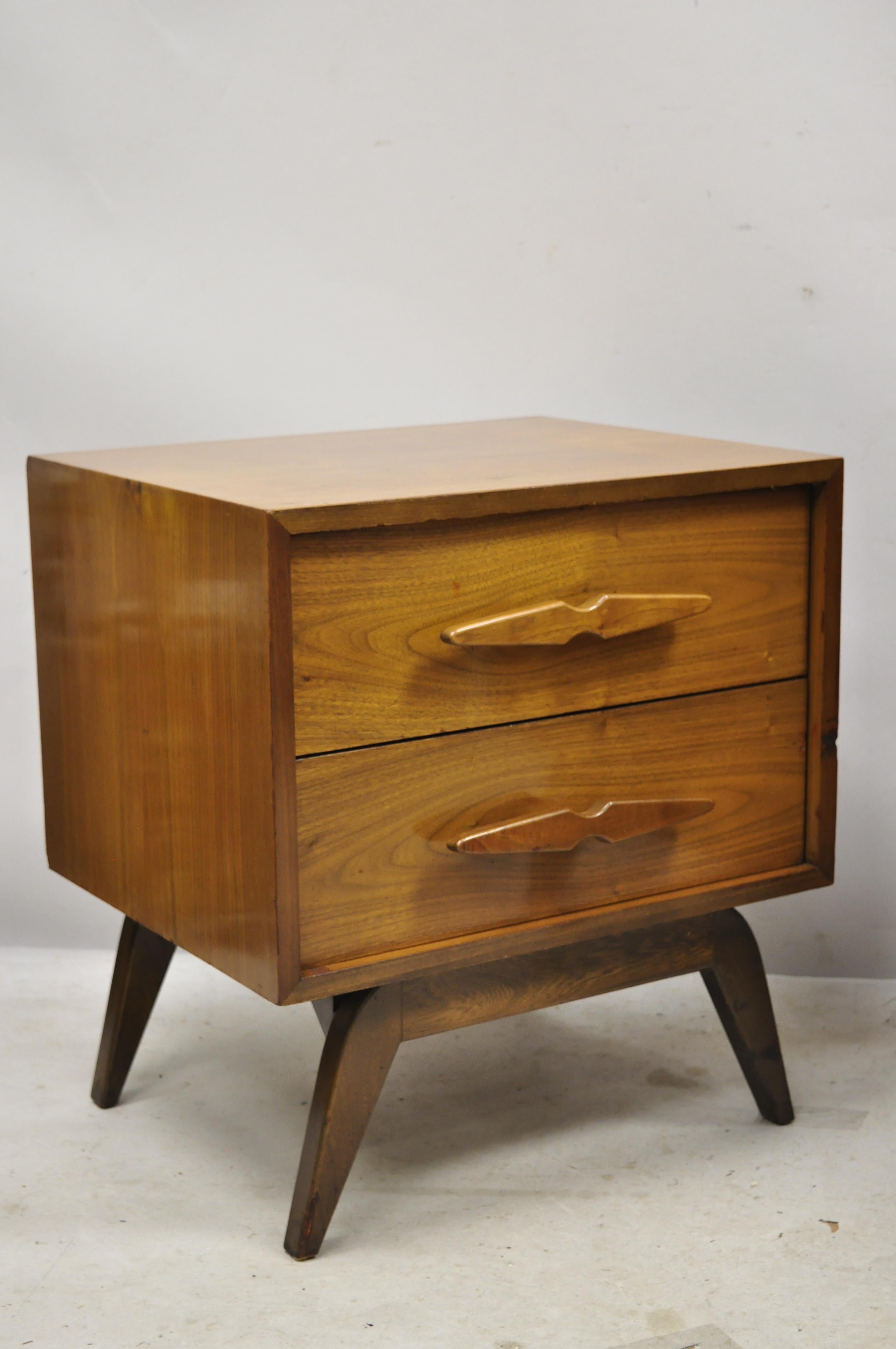 Mid-Century Modern Sculpted Walnut Two-Drawer Nightstands Bedside Tables, Pair 7