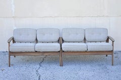 Canapé sectionnel 2 pièces 4 places en noyer sculpté Mid Century Modern - 2 Pieces