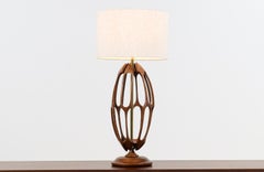 Lampe de table d'appoint en noyer sculpté et laiton The Moderns