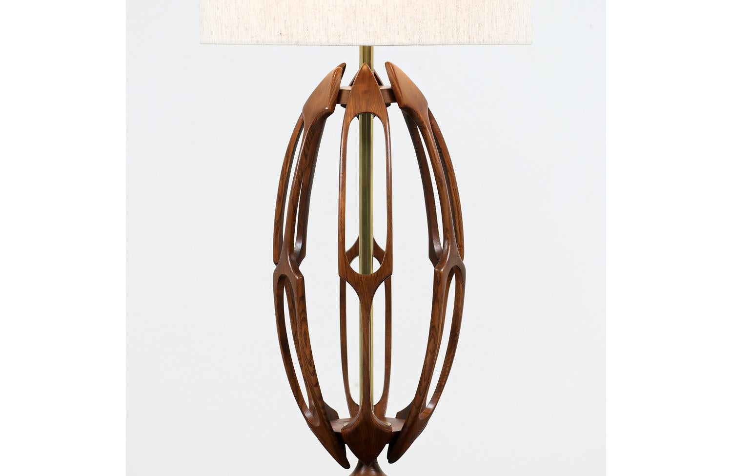 Mid-20th Century Mid-Century Modern Sculpted Walnut with Brass Accent Table Lamp For Sale
