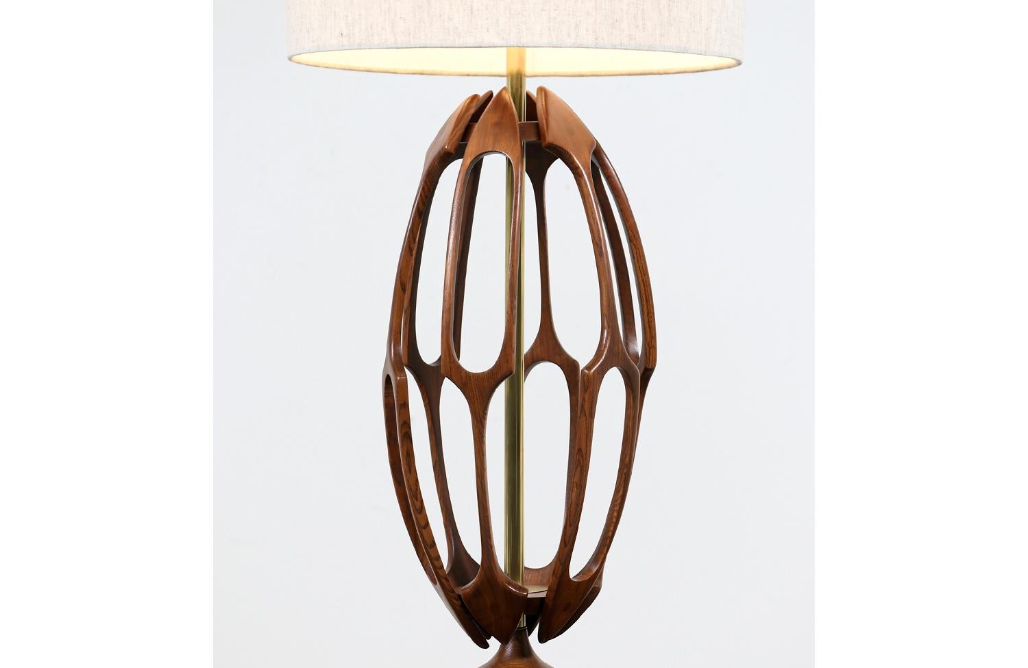 Milieu du XXe siècle Lampe de table d'appoint en noyer sculpté et laiton The Moderns en vente