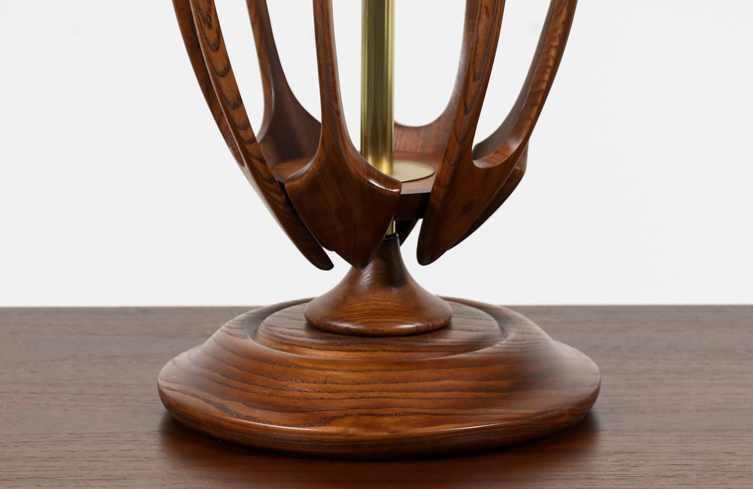 Moderne Tischlampe aus Nussbaumholz mit Messingakzenten aus der Mitte des Jahrhunderts im Angebot 2
