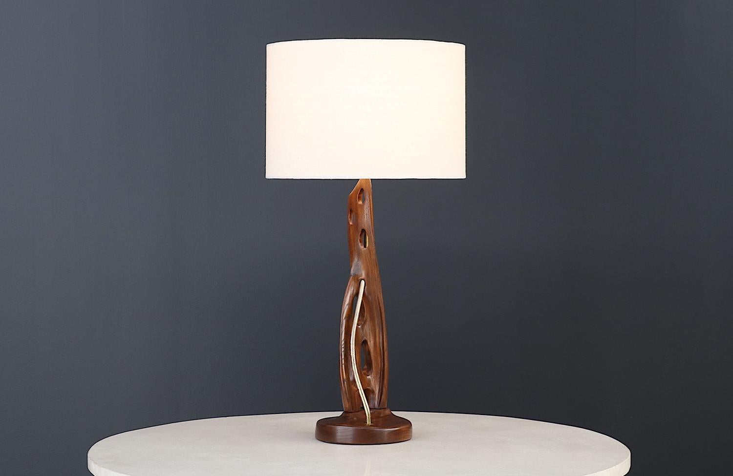 Mid-Century moderno Lampada da tavolo in legno e ottone scolpito di Lighthouse Co. in vendita