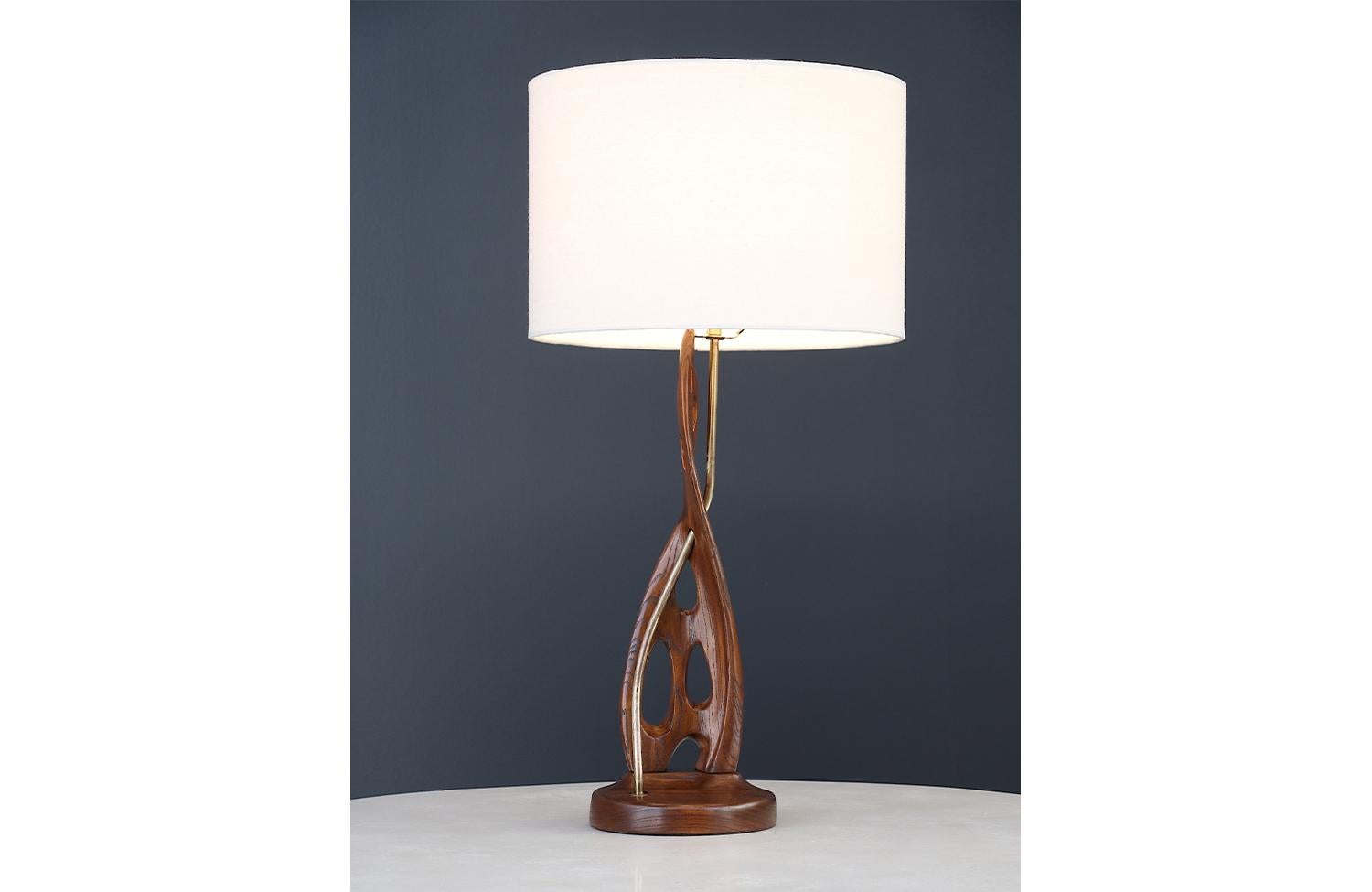 Americano Lampada da tavolo in legno e ottone scolpito di Lighthouse Co. in vendita