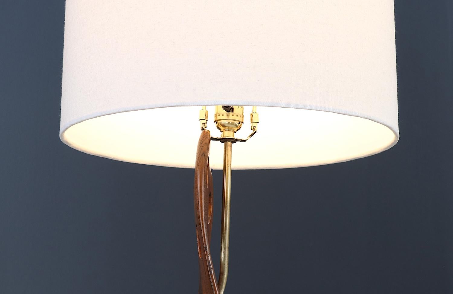 Metà XX secolo Lampada da tavolo in legno e ottone scolpito di Lighthouse Co. in vendita