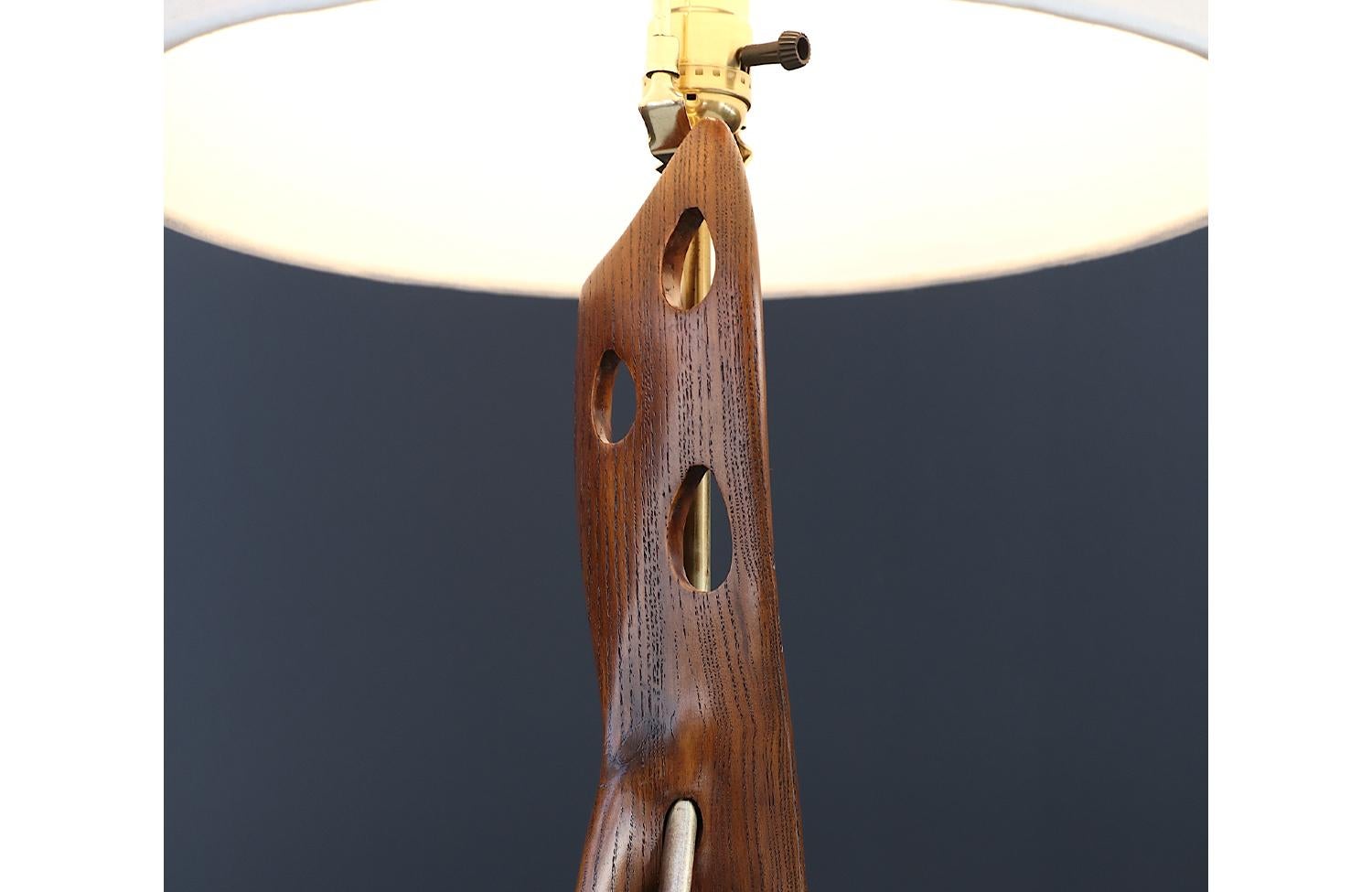 Ottone Lampada da tavolo in legno e ottone scolpito di Lighthouse Co. in vendita