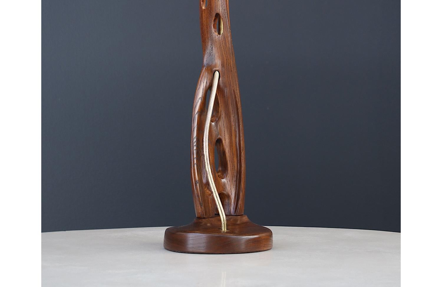 Lampada da tavolo in legno e ottone scolpito di Lighthouse Co. in vendita 1
