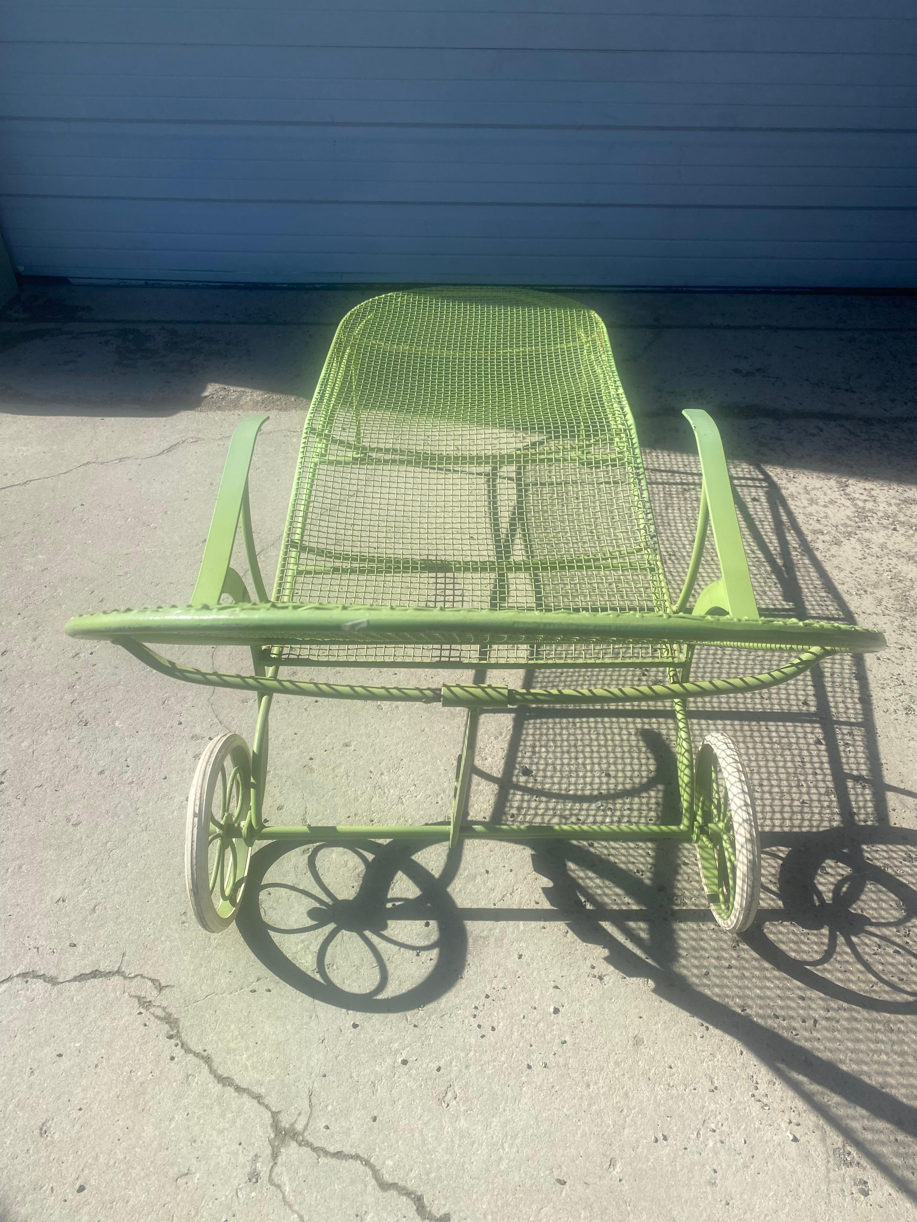 Mid-Century Modern Sculptura Outdoor Chaise Lounge Chair by Russell Woodard In Good Condition In Buffalo, NY
