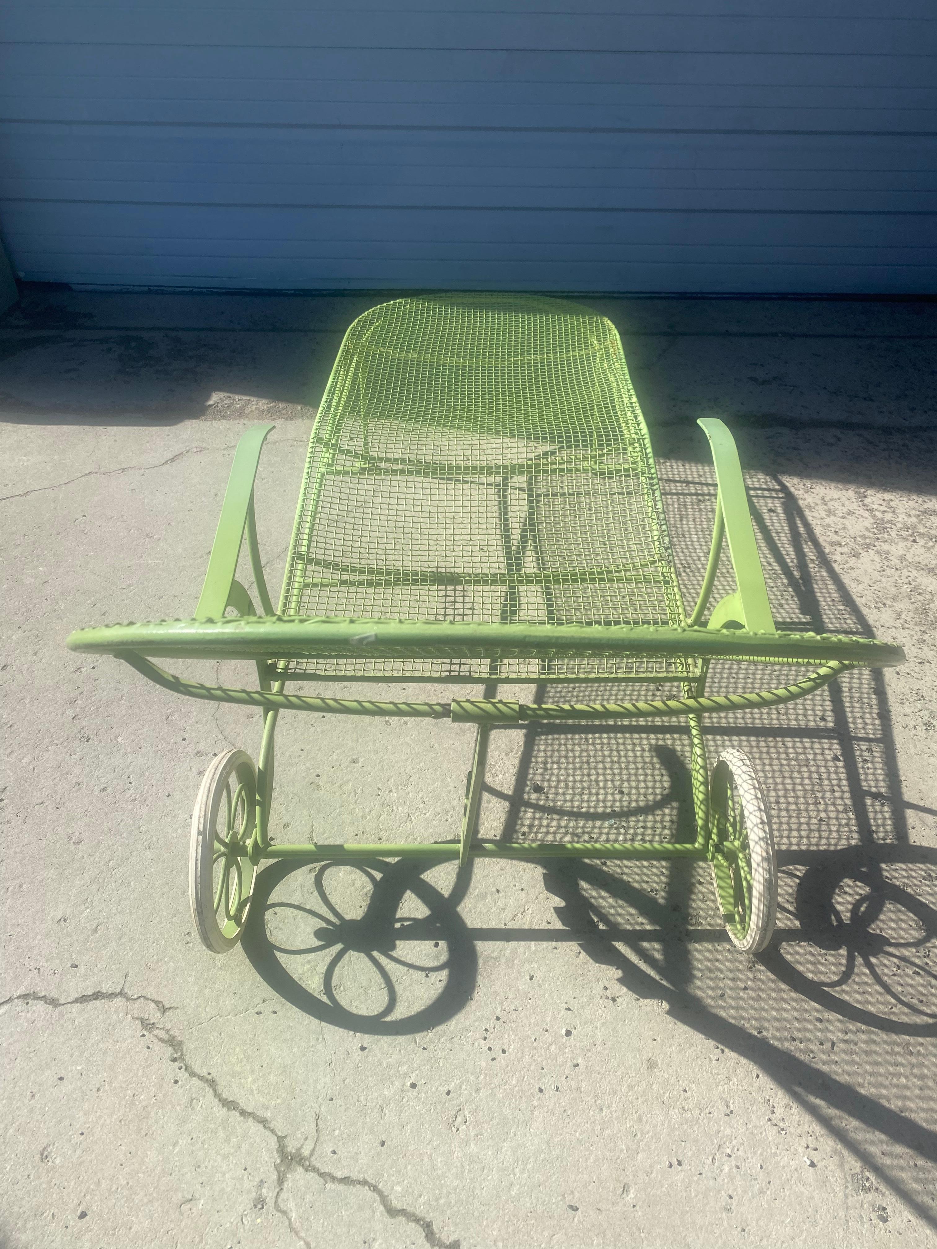 Mid-Century Modern Sculptura Outdoor Chaise Lounge Chair by Russell Woodard In Good Condition For Sale In Buffalo, NY