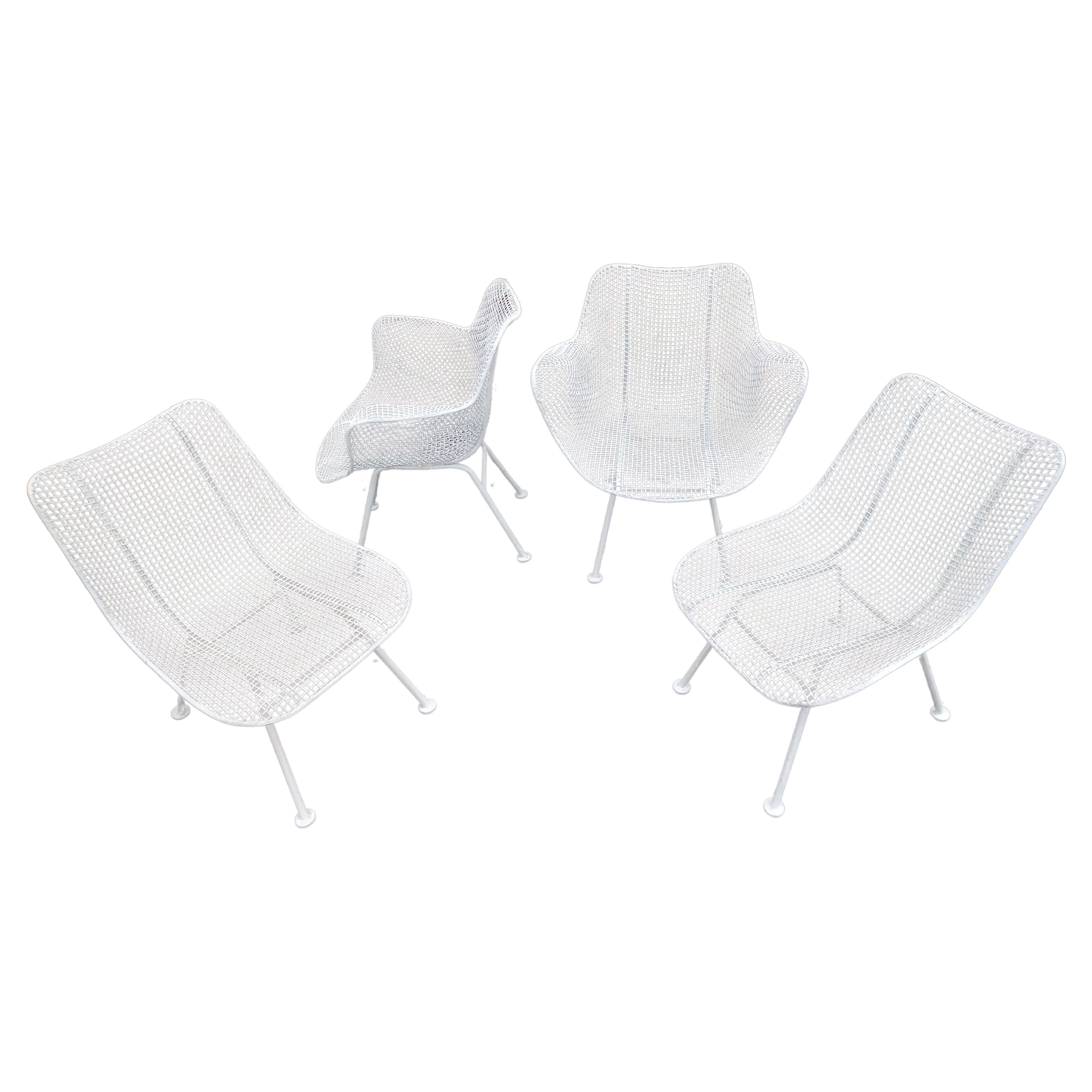 Favoloso set di 4 sedie originali Sculptura, 2 con braccioli e 2 laterali in vernice bianca. Maglia modellata che si adatta al corpo. In eccellenti condizioni vintage, con un'usura minima e molti rivestimenti protettivi. Spruzzato di recente. Il