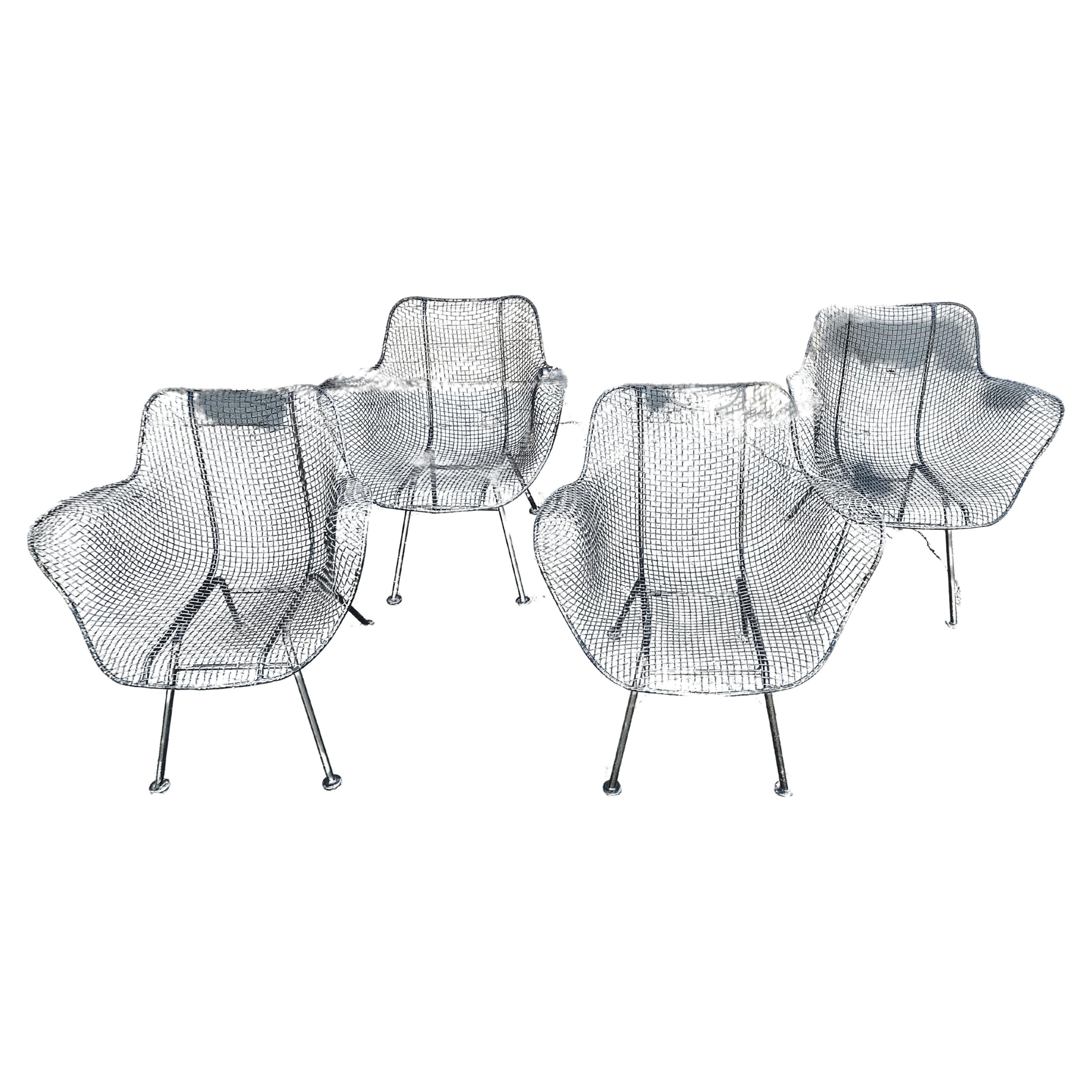 Fabuleux et iconique ensemble de 4 fauteuils Sculptura dessinés par Russell Woodard en noir. Très confortable et bien sûr très agréable à l'œil.  En excellent état vintage avec une usure minimale, la peinture a besoin d'une retouche sur les 4. Nous