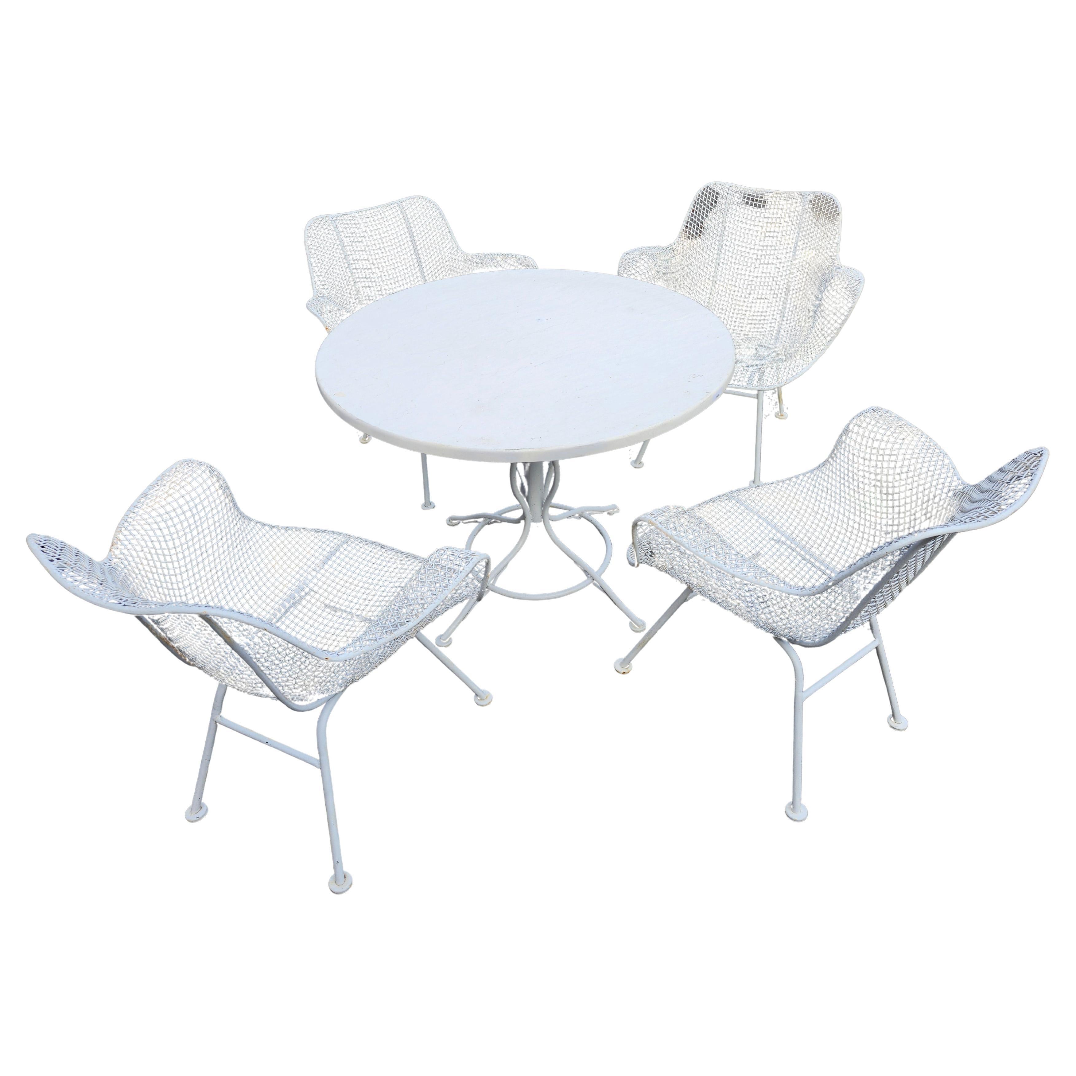 Fabelhaftes Set von Russell Woodard Sculptura, bestehend aus 4 Sesseln und einem fantastischen 36-Zoll-Rundtisch aus Fiberglas mit einem großen Eisenfuß. Kein Schirmloch, aber ein solches kann professionell eingerichtet werden.  Das Set ist in sehr