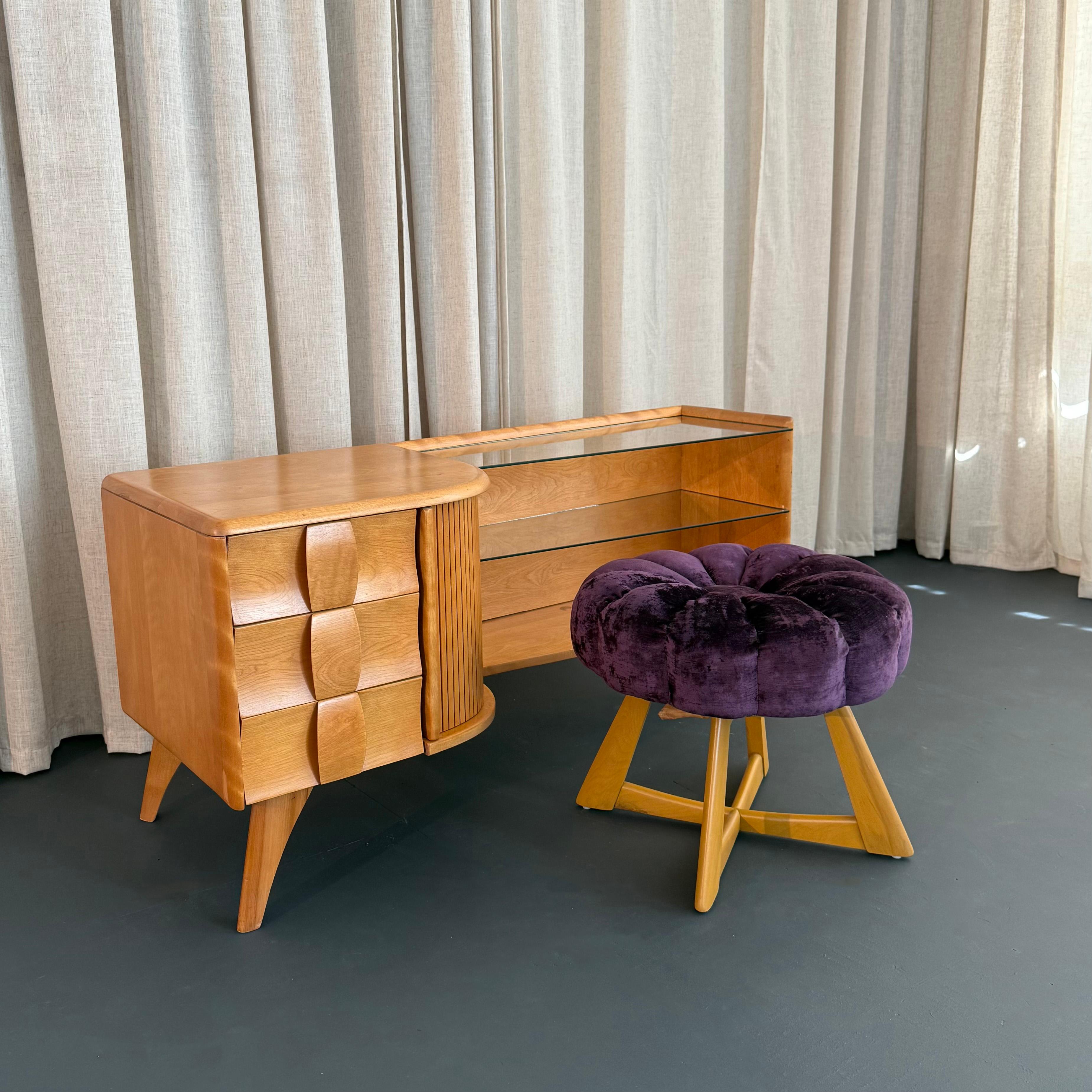 Ce meuble-lavabo en bouleau de style moderne du milieu du siècle et le pouf ottoman assorti ont été conçus et produits par la société d'ameublement Heywood-Wakefield pour la ligne Sculptura, vers les années 1950. La ligne Sculptura est la plus