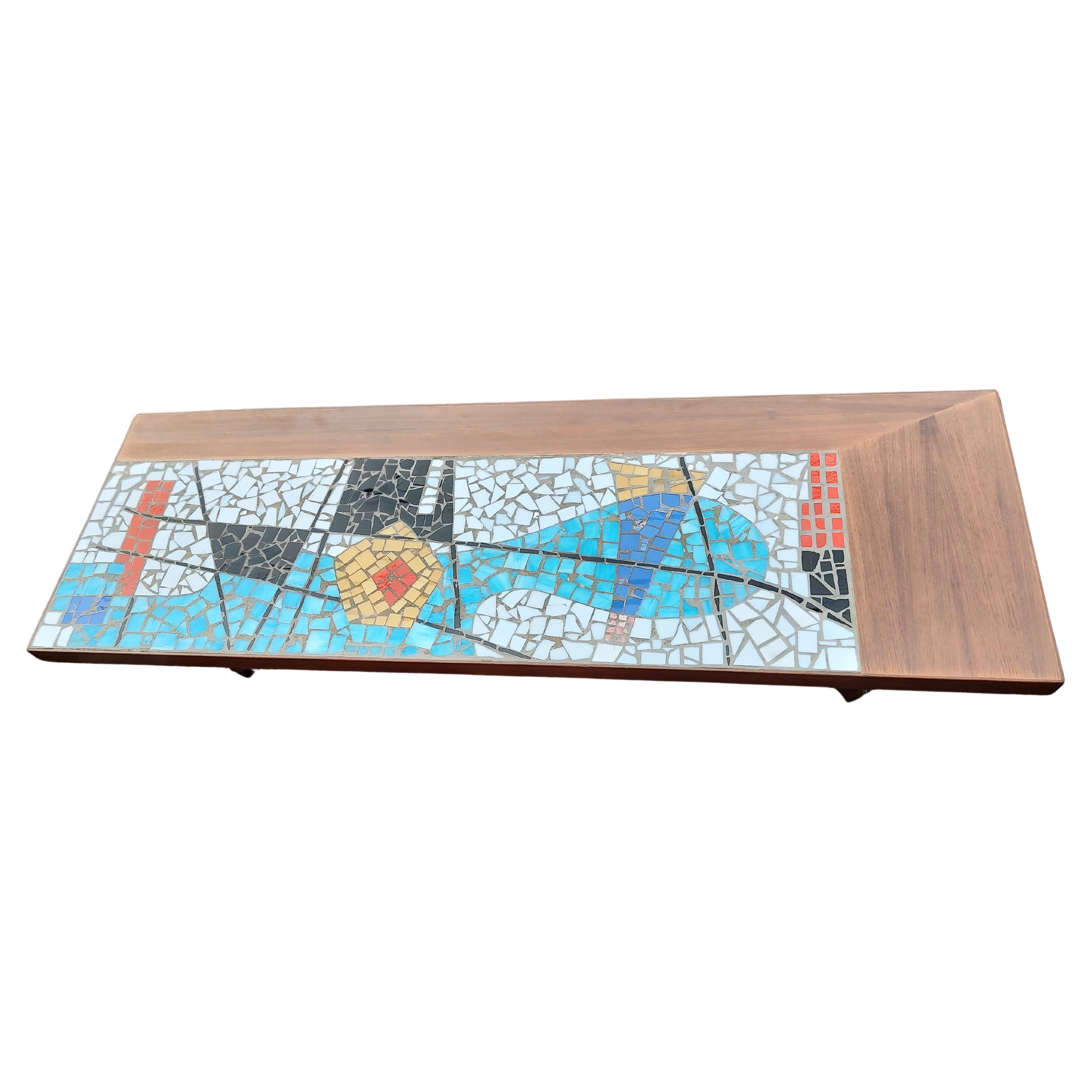 Mid-Century moderno Tavolo da cocktail scultoreo astratto con piastrelle di vetro a mosaico, metà del secolo scorso, C1955 in vendita