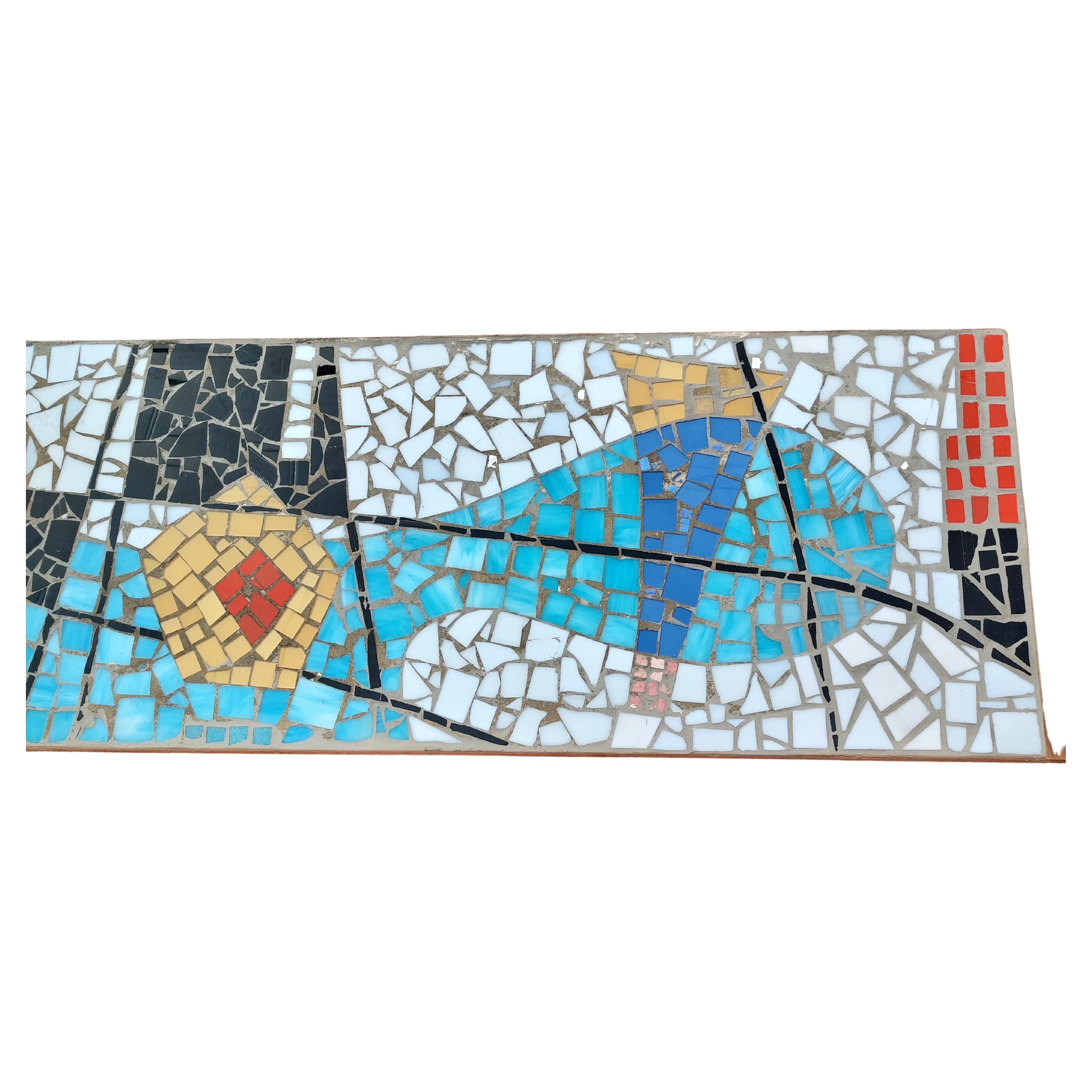Metà XX secolo Tavolo da cocktail scultoreo astratto con piastrelle di vetro a mosaico, metà del secolo scorso, C1955 in vendita