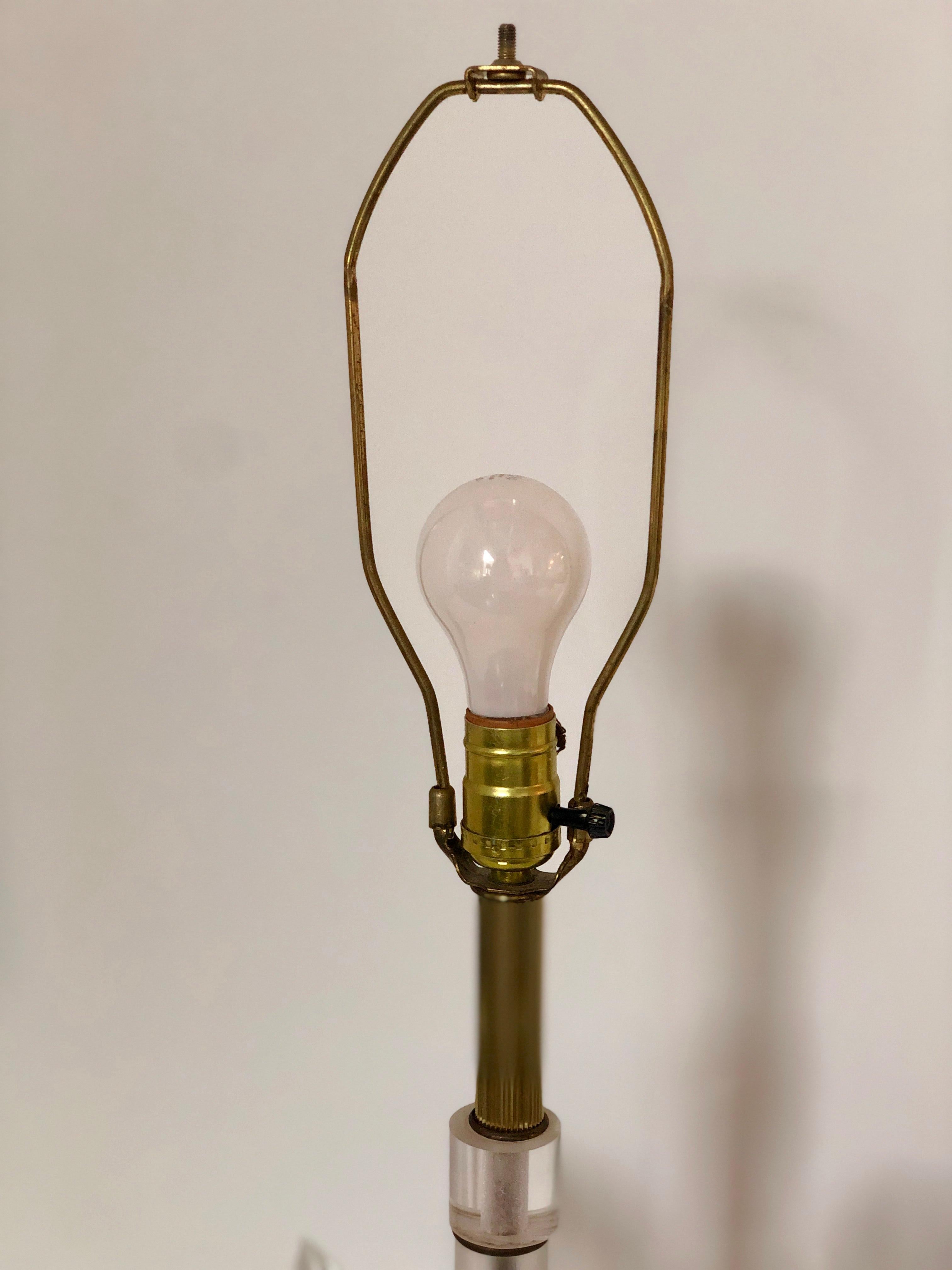 Van Teal Attributed Sculptural Acrylic / Lucite with Brass Accents Table Lamp In Good Condition For Sale In Houston, TX